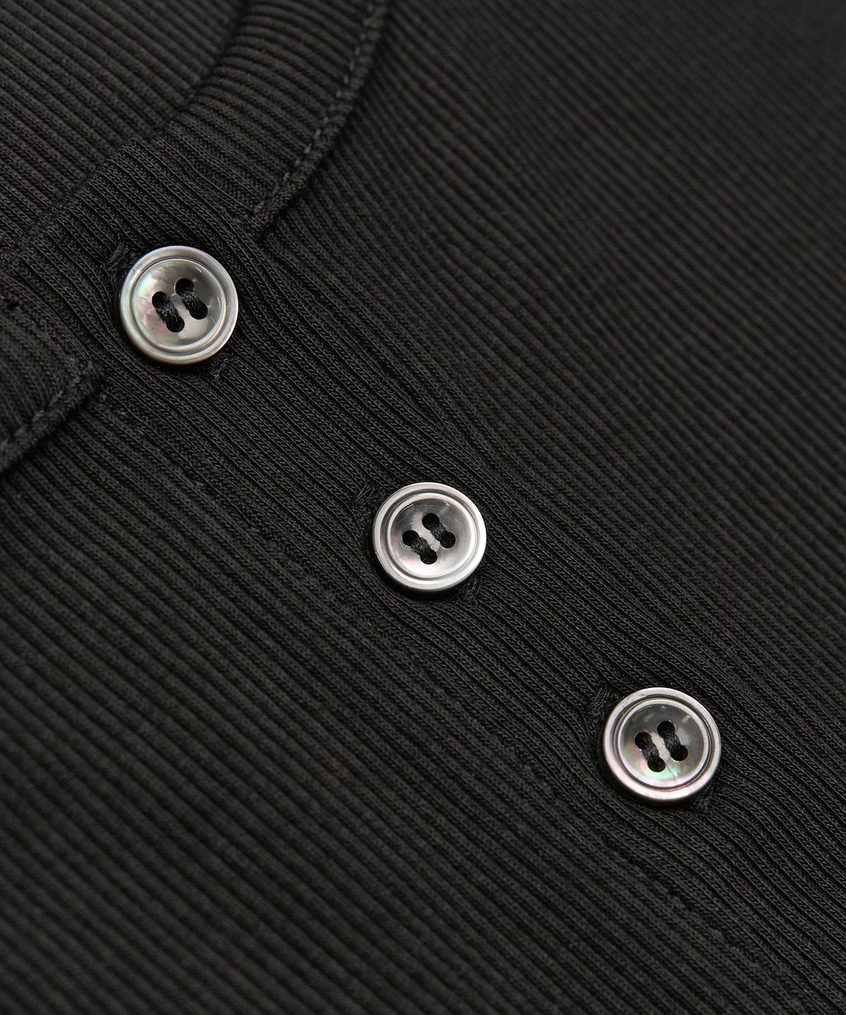 페플리(PEPLEE) Button Henley Neck Sleeveless Top (Black)