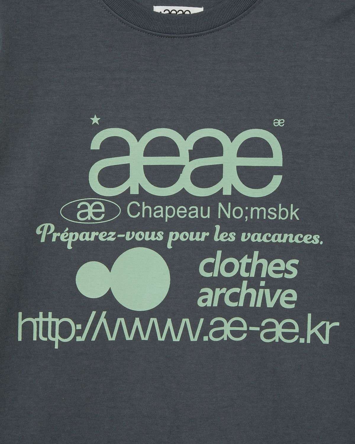 에이이에이이(AEAE) WEB LOGO T-SHIRTS [CHARCOAL]