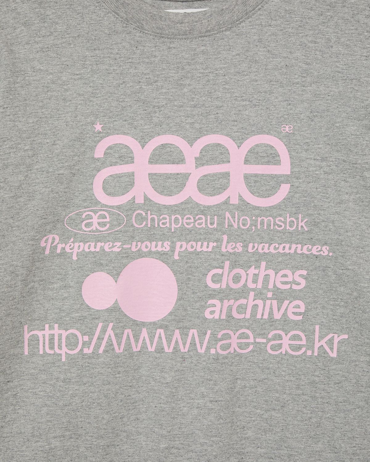 에이이에이이(AEAE) WEB LOGO T-SHIRTS [GREY/PINK]