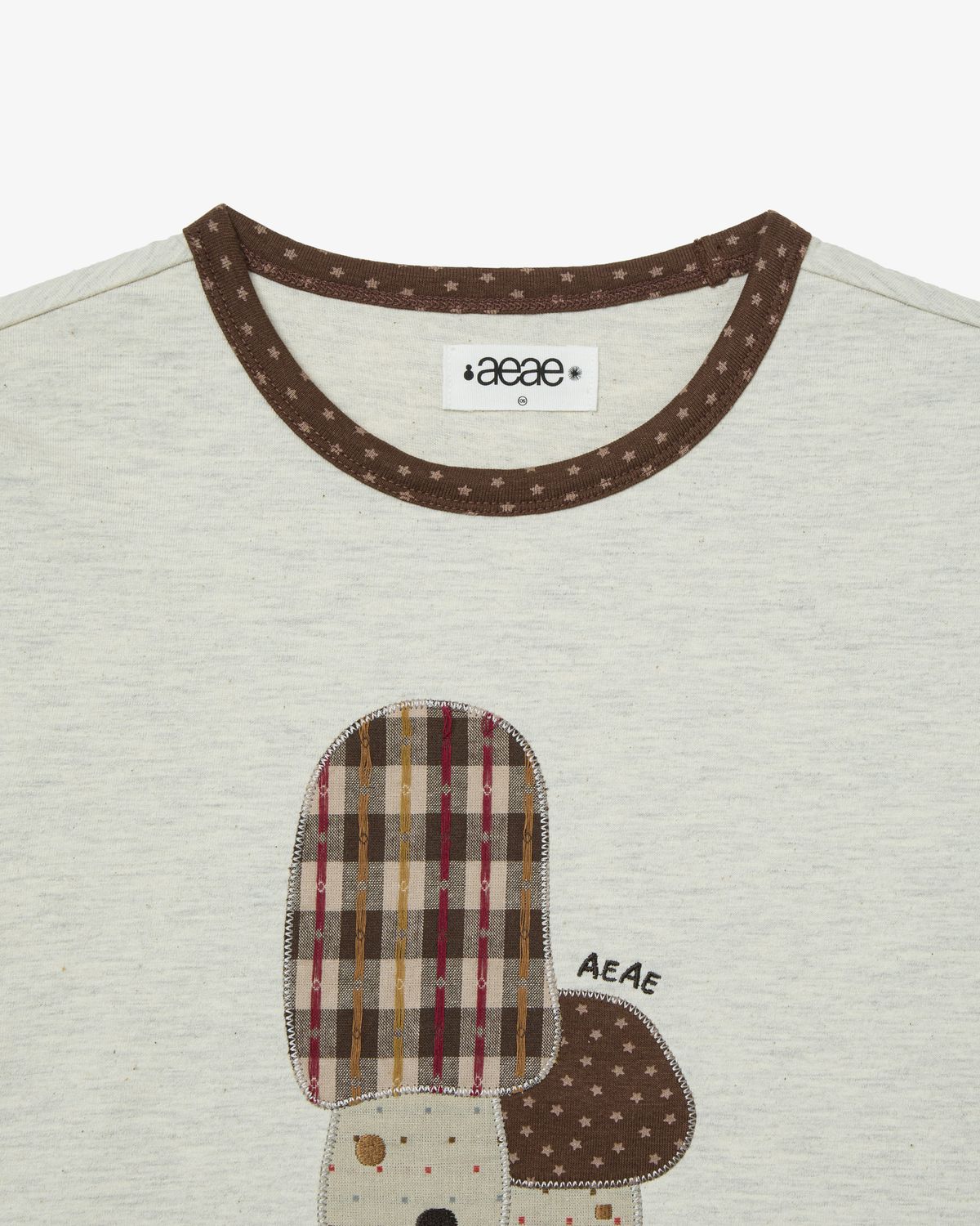 에이이에이이(AEAE) MUSHROOM APPLIQUE TEE [OATMEAL]