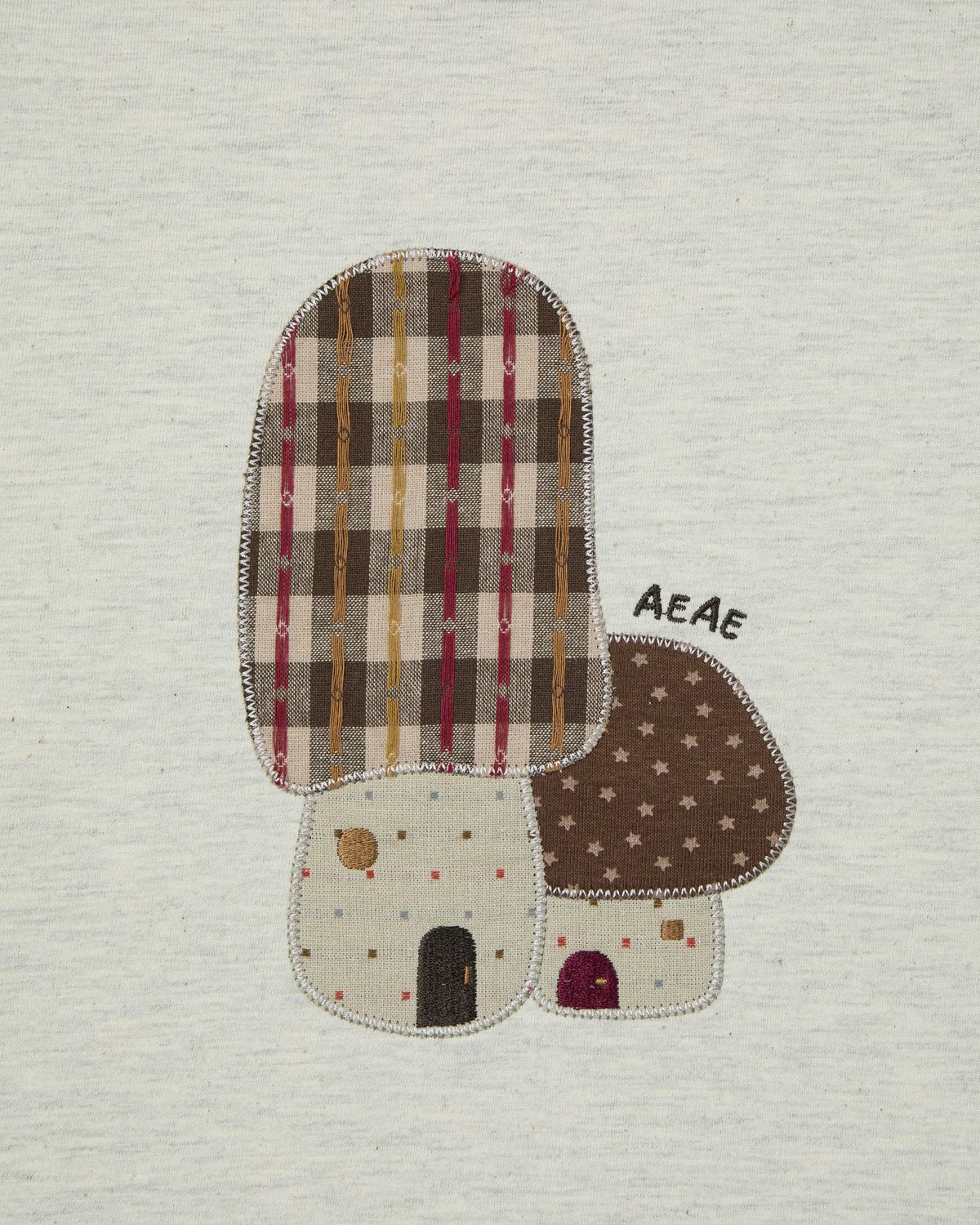 에이이에이이(AEAE) MUSHROOM APPLIQUE TEE [OATMEAL]