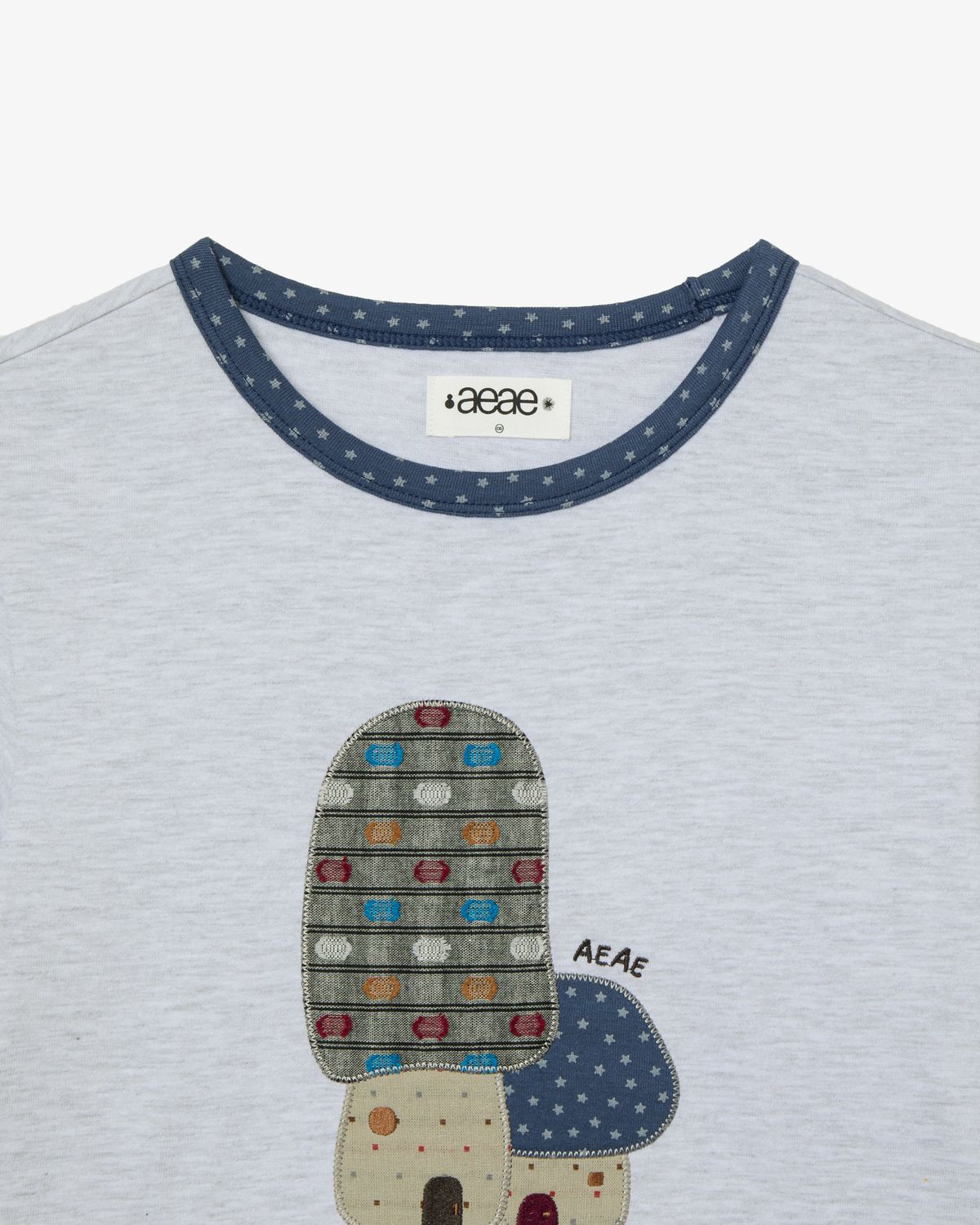 에이이에이이(AEAE) MUSHROOM APPLIQUE TEE [LIGHT GREY]
