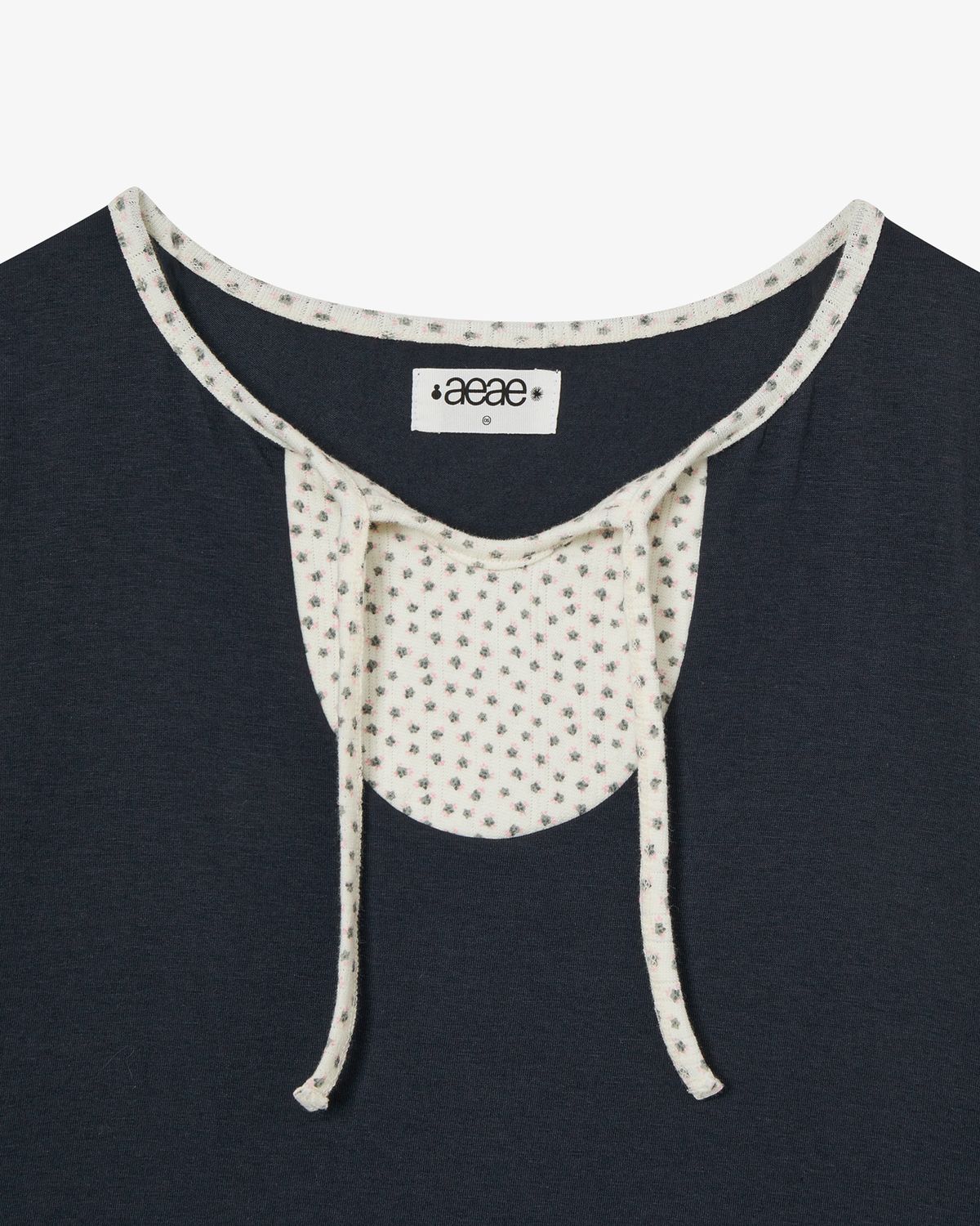 에이이에이이(AEAE) FLOWER BLOCK TEE [NAVY]