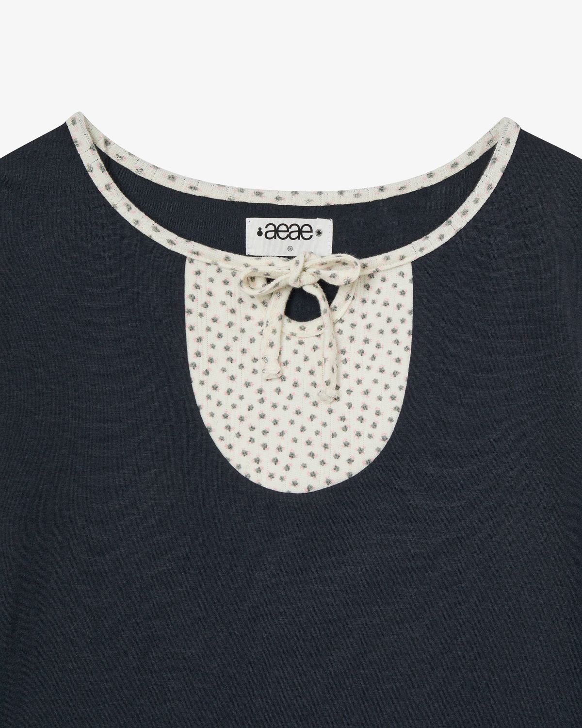 에이이에이이(AEAE) FLOWER BLOCK TEE [NAVY]
