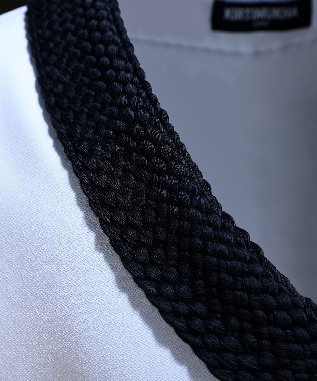 키르티무카(KIRTIMUKHA) 자수 블랙 로프 사선 브이넥 반팔티 화이트