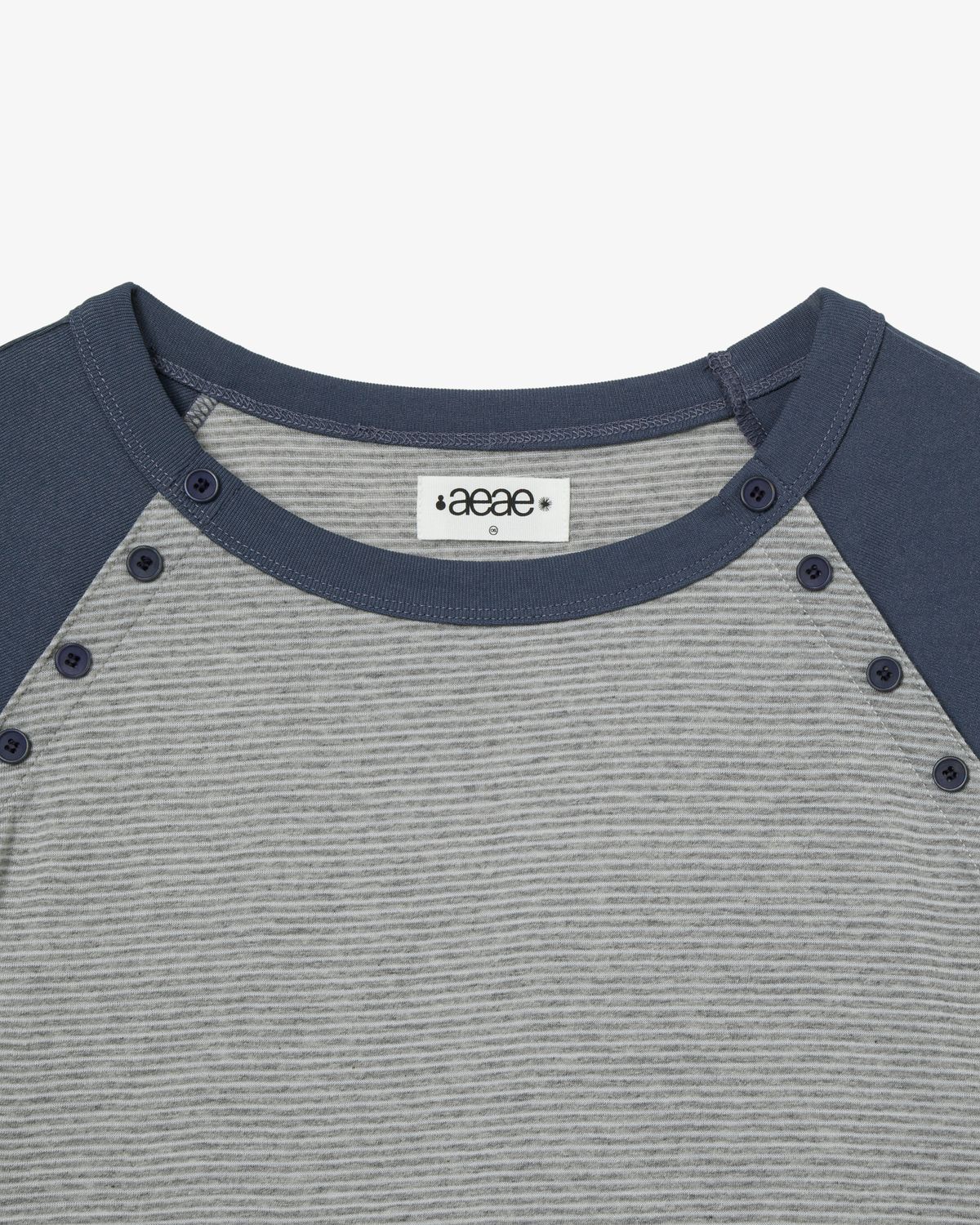 에이이에이이(AEAE) STRIPE BUTTON RAGLAN TEE [GREY]
