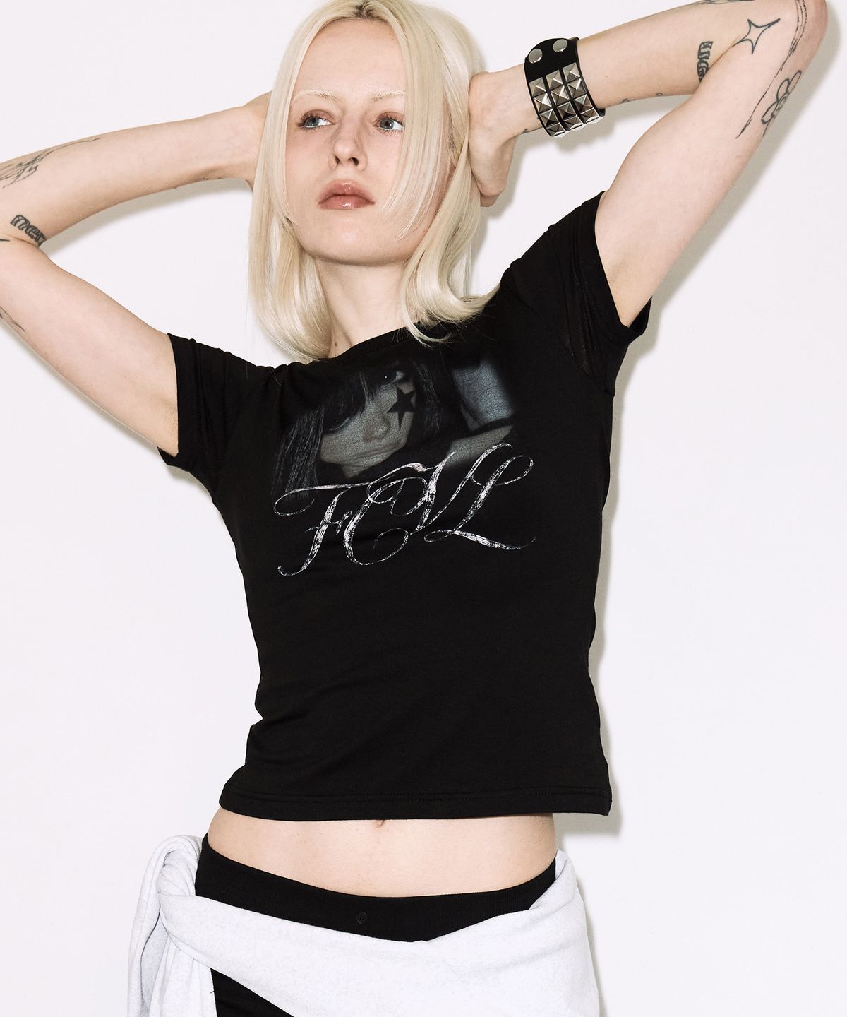팬시클럽(FANCY CLUB) FCL 쉐도우 돌 티 (BLACK) F26QB120