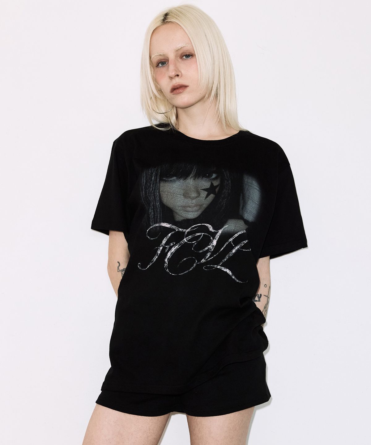 팬시클럽(FANCY CLUB) FCL 쉐도우 돌 티 (BLACK) F26QB120
