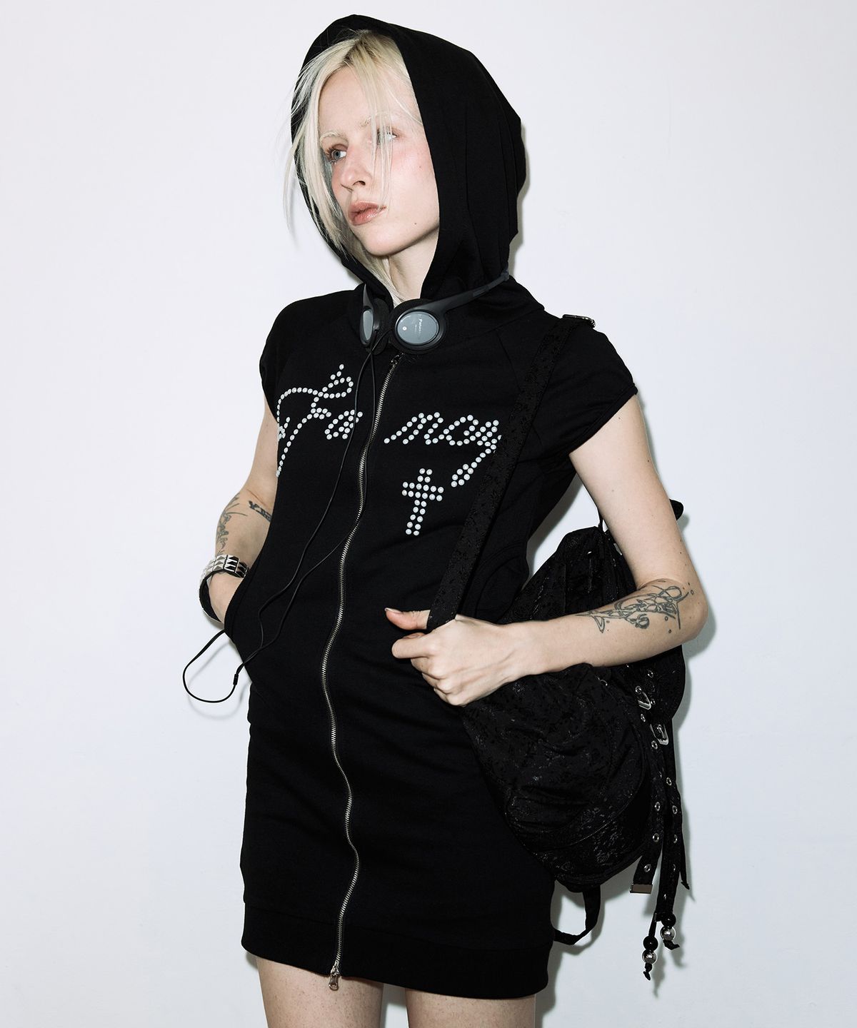 팬시클럽(FANCY CLUB) 핫픽스 퍼프 슬리브 후드 원피스 (BLACK) F26QD139