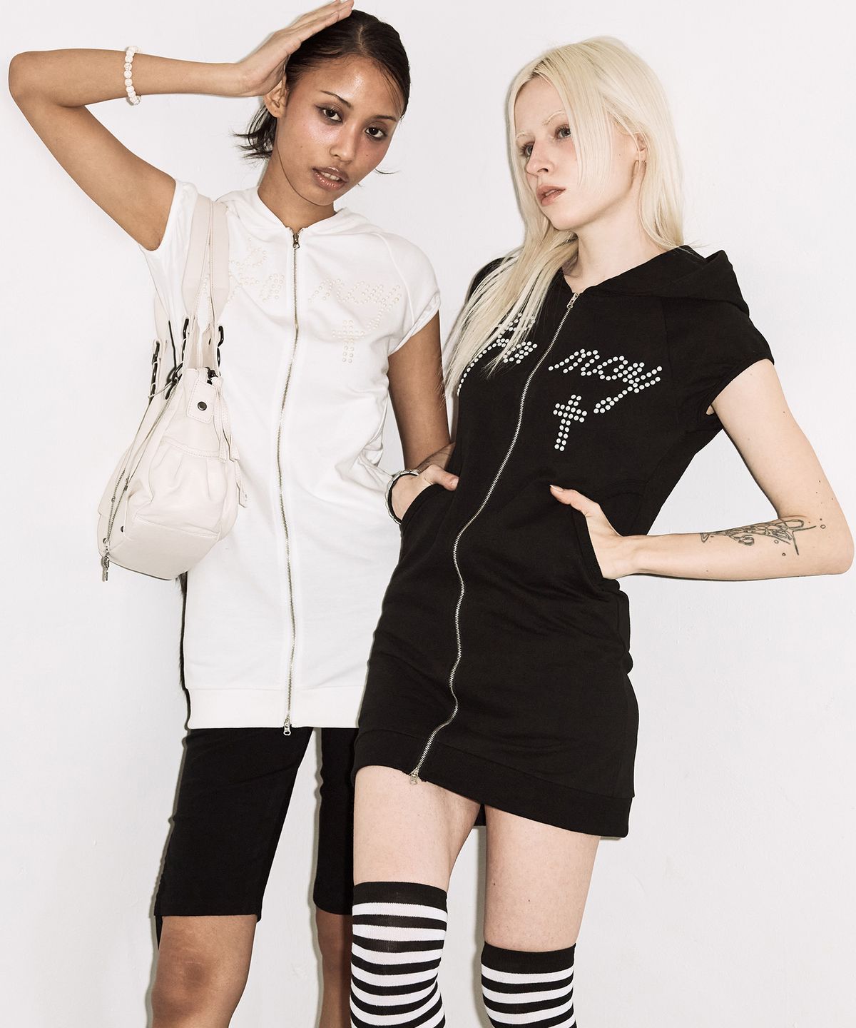 팬시클럽(FANCY CLUB) 핫픽스 퍼프 슬리브 후드 원피스 (BLACK) F26QD139