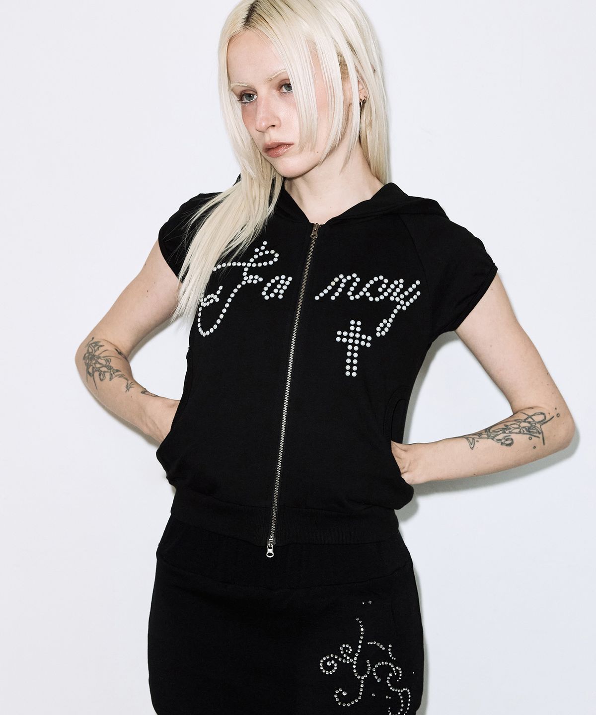 팬시클럽(FANCY CLUB) 핫픽스 퍼프 슬리브 후드 집업 (BLACK) F26QB151