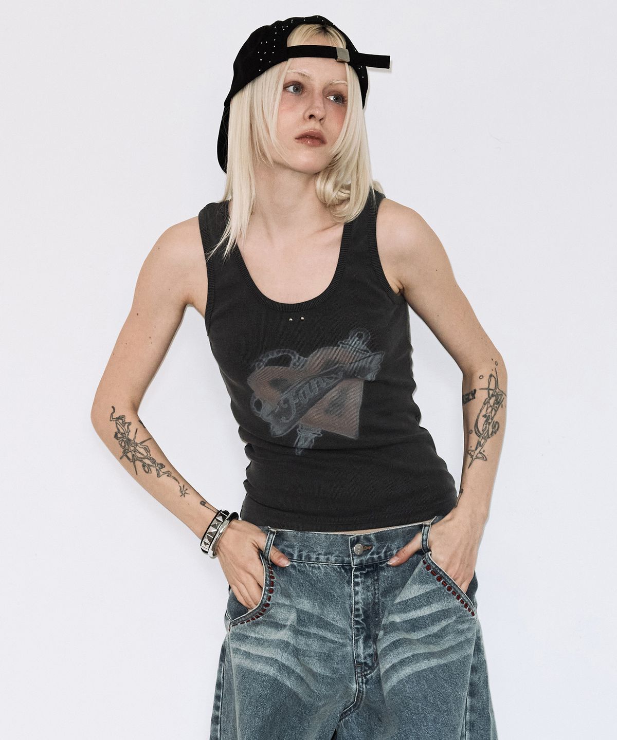 팬시클럽(FANCY CLUB) 워시드 하트 슬리브리스 (GRAY) F26QB122