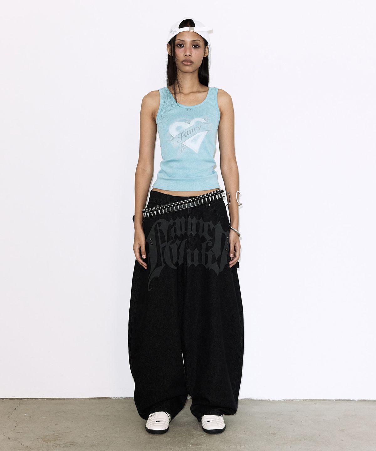 팬시클럽(FANCY CLUB) 워시드 하트 슬리브리스 (BLUE) F26QB122