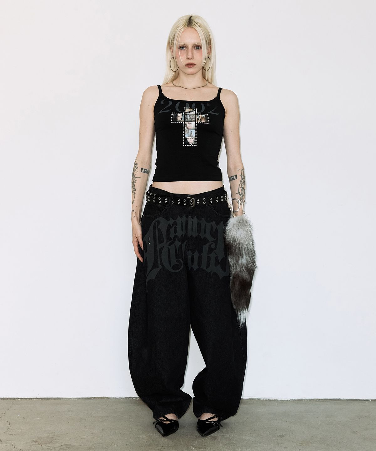 팬시클럽(FANCY CLUB) 00s 슬리브리스 (BLACK) F26QB121