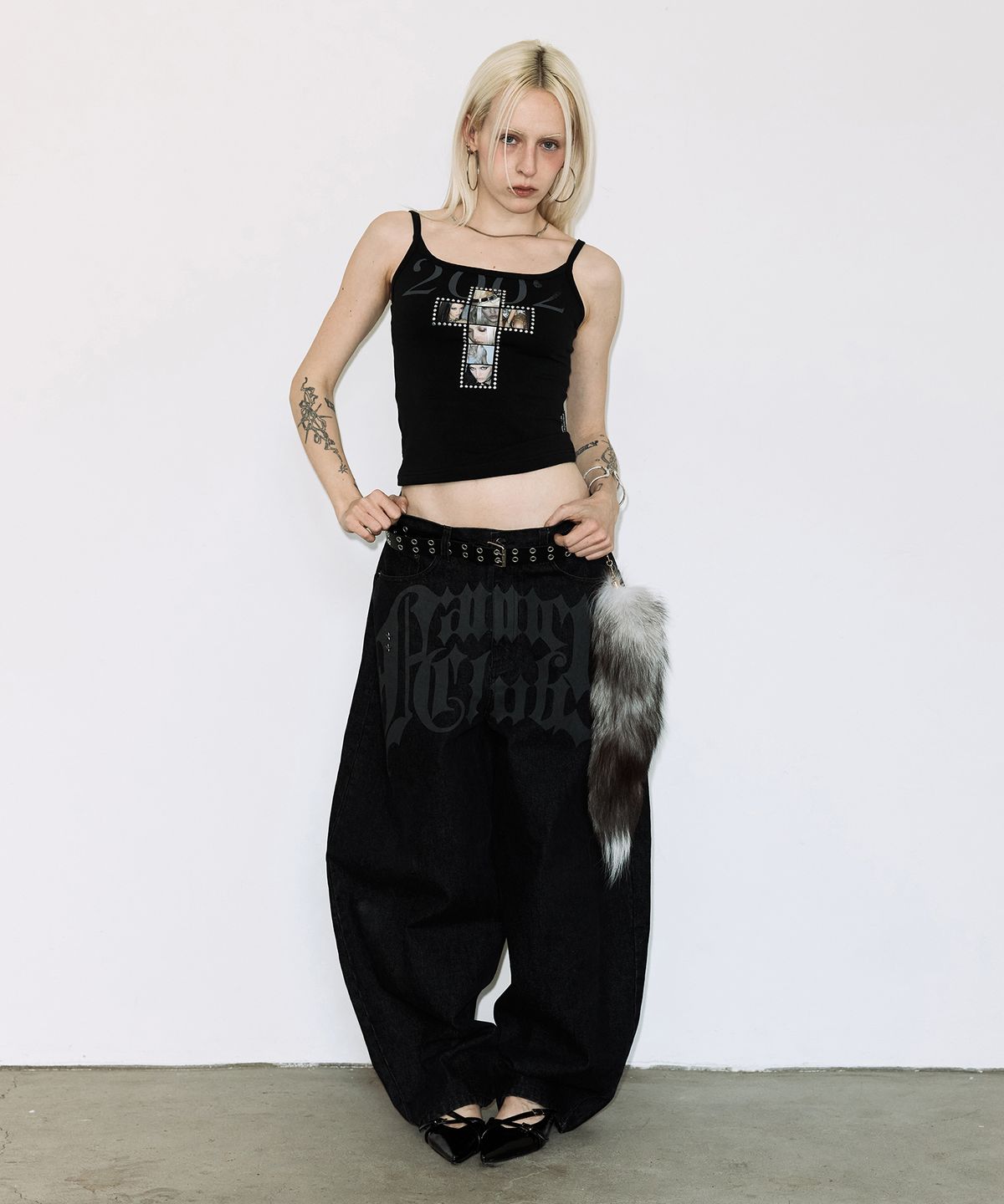 팬시클럽(FANCY CLUB) 00s 슬리브리스 (BLACK) F26QB121