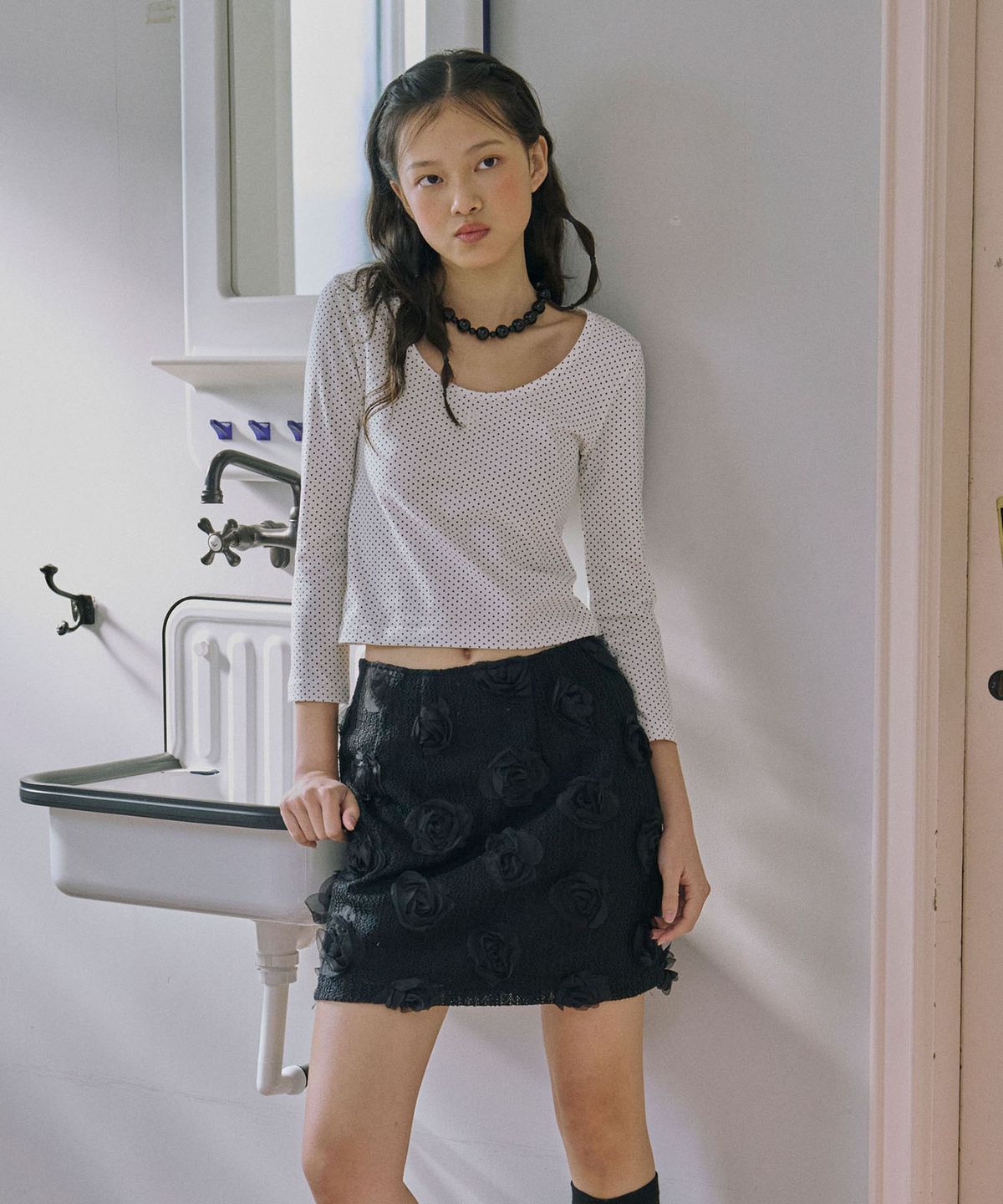 준준스페이스(JUNEJUNE SPACE) Flower Appliqué Mini Skirt_Black(플라워 아플리케 미니 스커트_블랙)