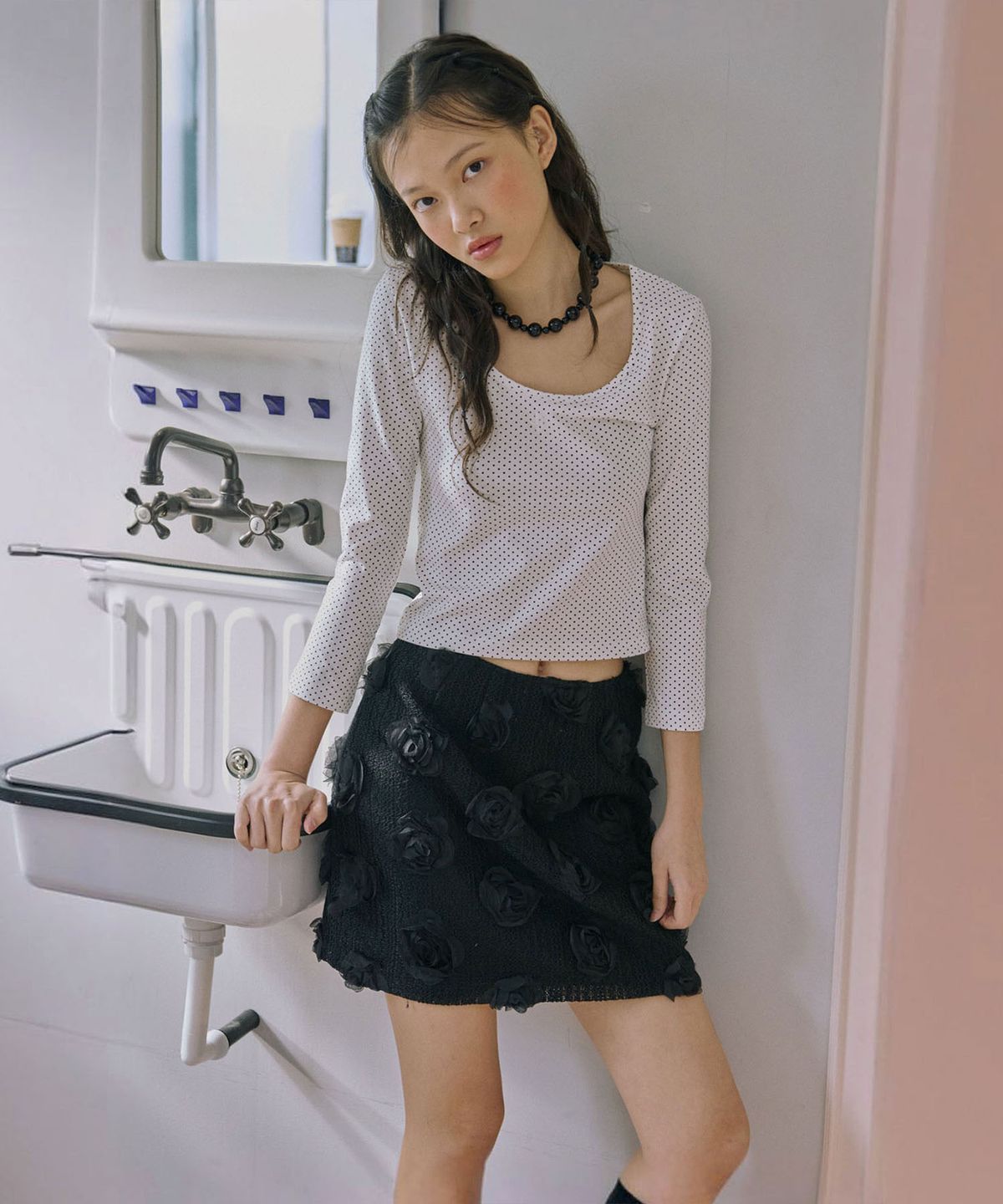 준준스페이스(JUNEJUNE SPACE) Flower Appliqué Mini Skirt_Black(플라워 아플리케 미니 스커트_블랙)
