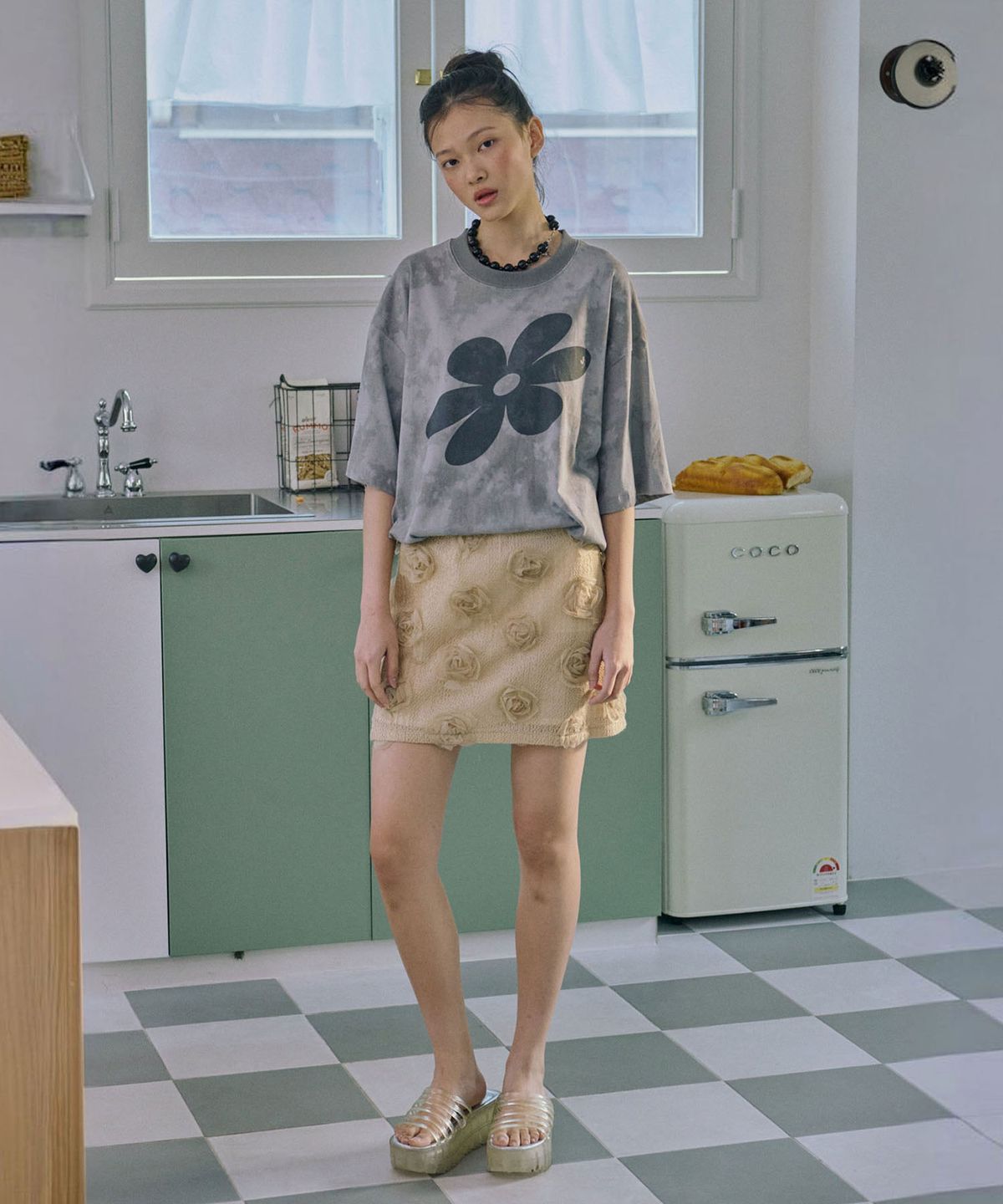 준준스페이스(JUNEJUNE SPACE) Flower Appliqué Mini Skirt_Beige(플라워 아플리케 미니 스커트_베이지)