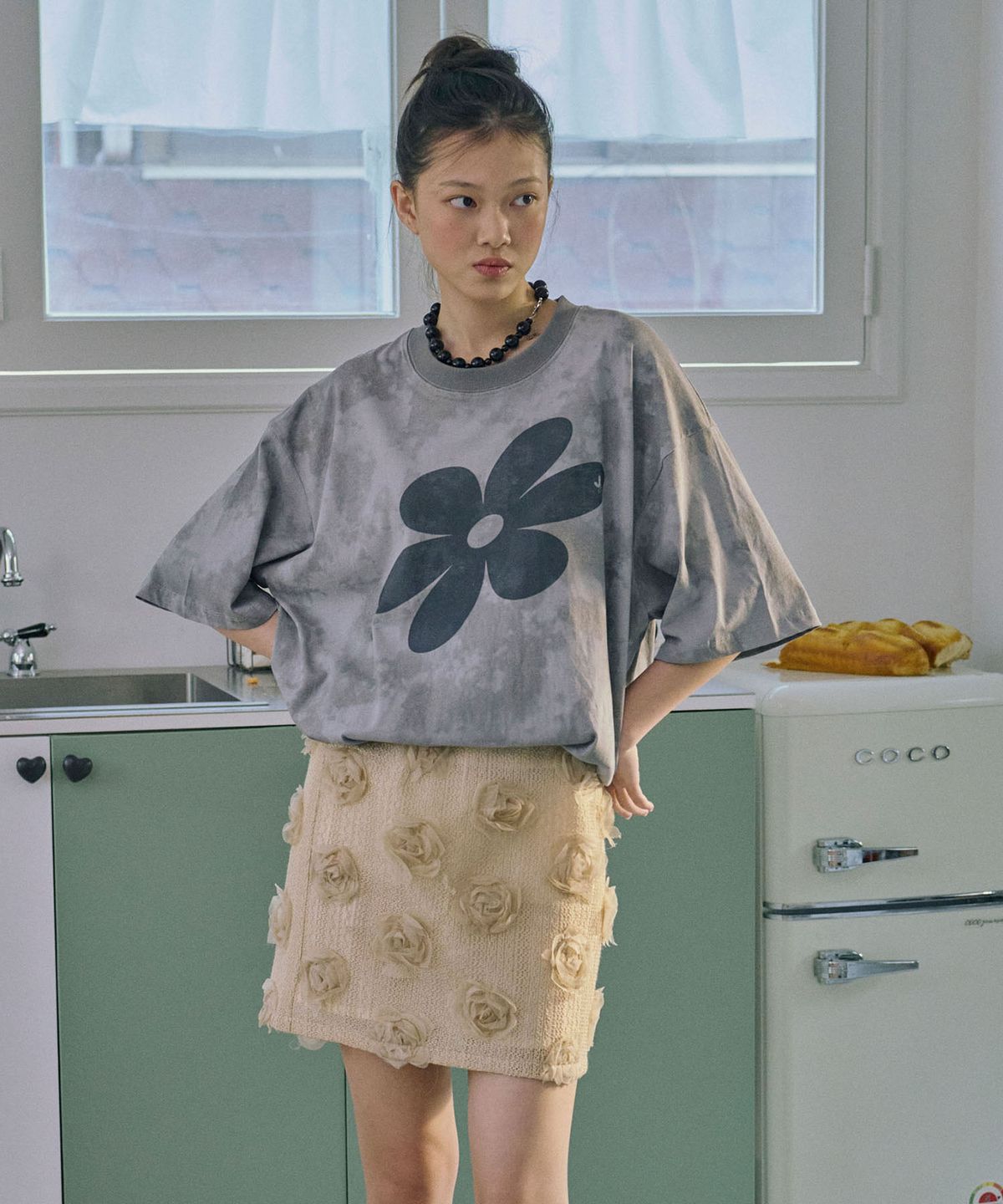 준준스페이스(JUNEJUNE SPACE) Flower Appliqué Mini Skirt_Beige(플라워 아플리케 미니 스커트_베이지)