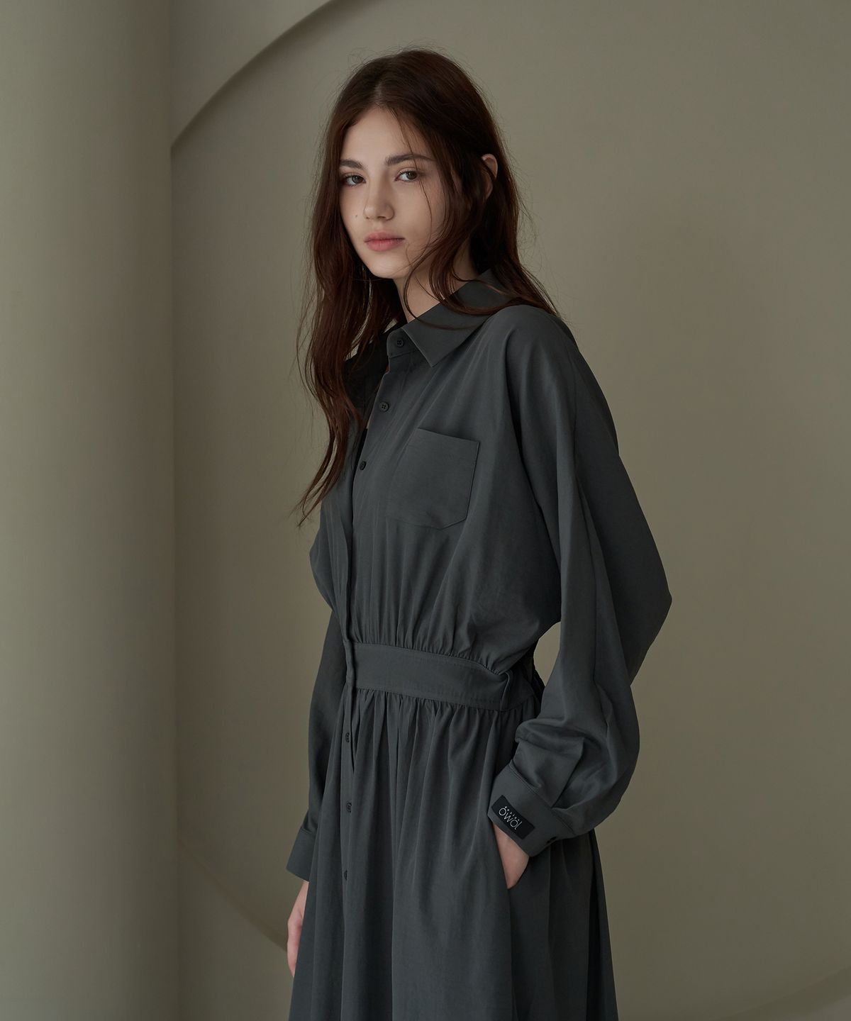 디자인오월(DESIGNOWOL) 카라 셔링롱 맥시 원피스_챠콜