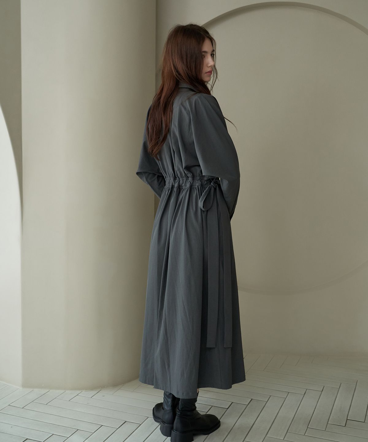 디자인오월(DESIGNOWOL) 카라 셔링롱 맥시 원피스_챠콜