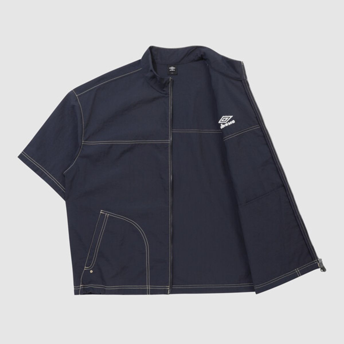 엄브로(UMBRO) 크리스피 타슬란 스탠넥 반팔 풀집 자켓 네이비 UR221CJK57