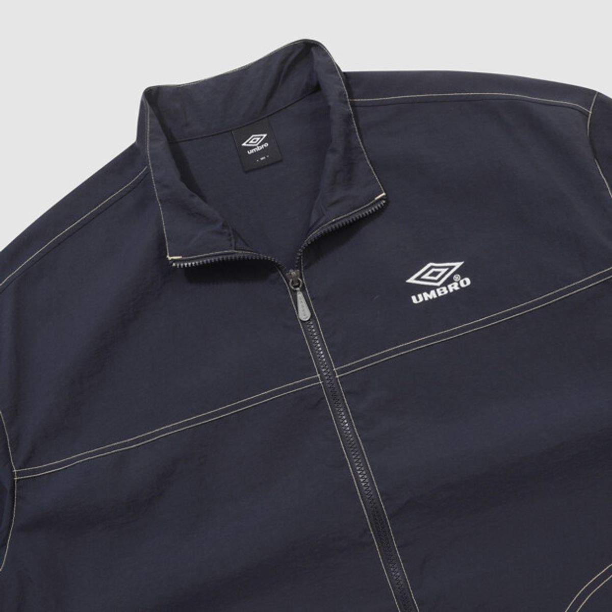 엄브로(UMBRO) 크리스피 타슬란 스탠넥 반팔 풀집 자켓 네이비 UR221CJK57