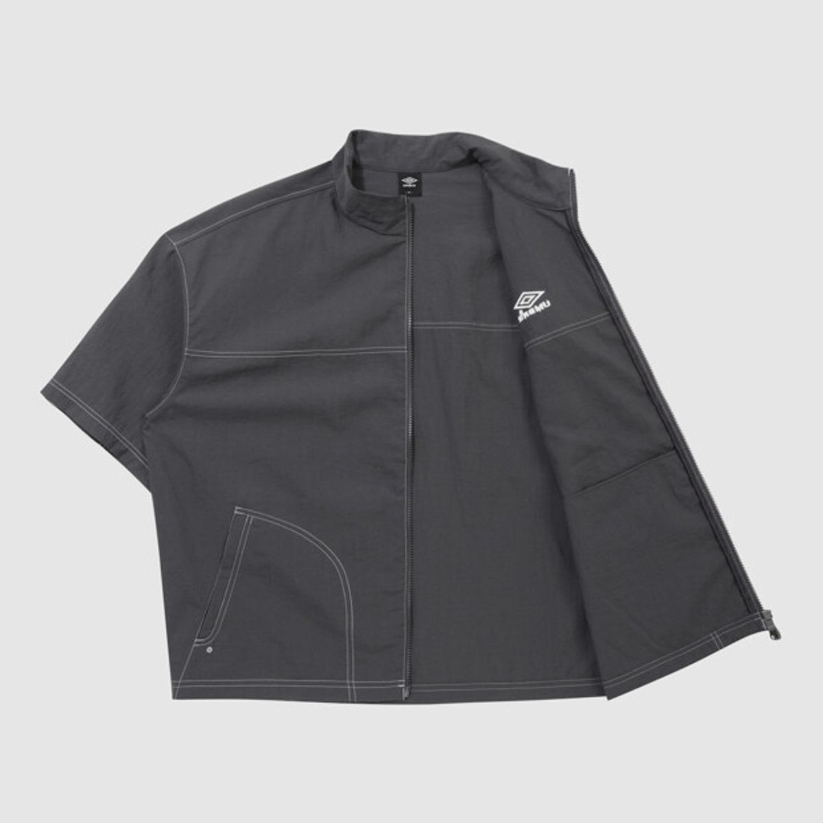 엄브로(UMBRO) 크리스피 타슬란 스탠넥 반팔 풀집 자켓 차콜 UR221CJK57