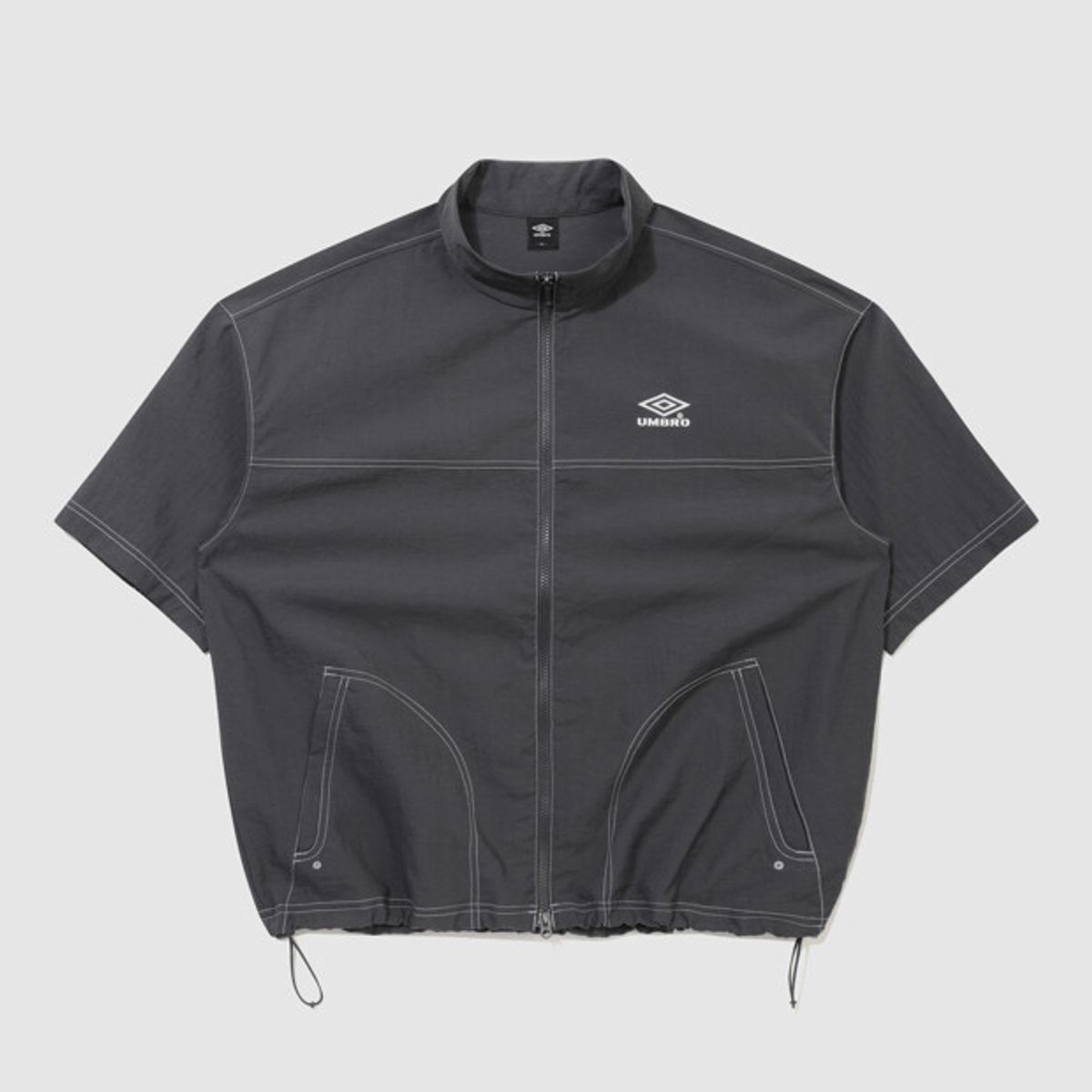 엄브로(UMBRO) 크리스피 타슬란 스탠넥 반팔 풀집 자켓 차콜 UR221CJK57
