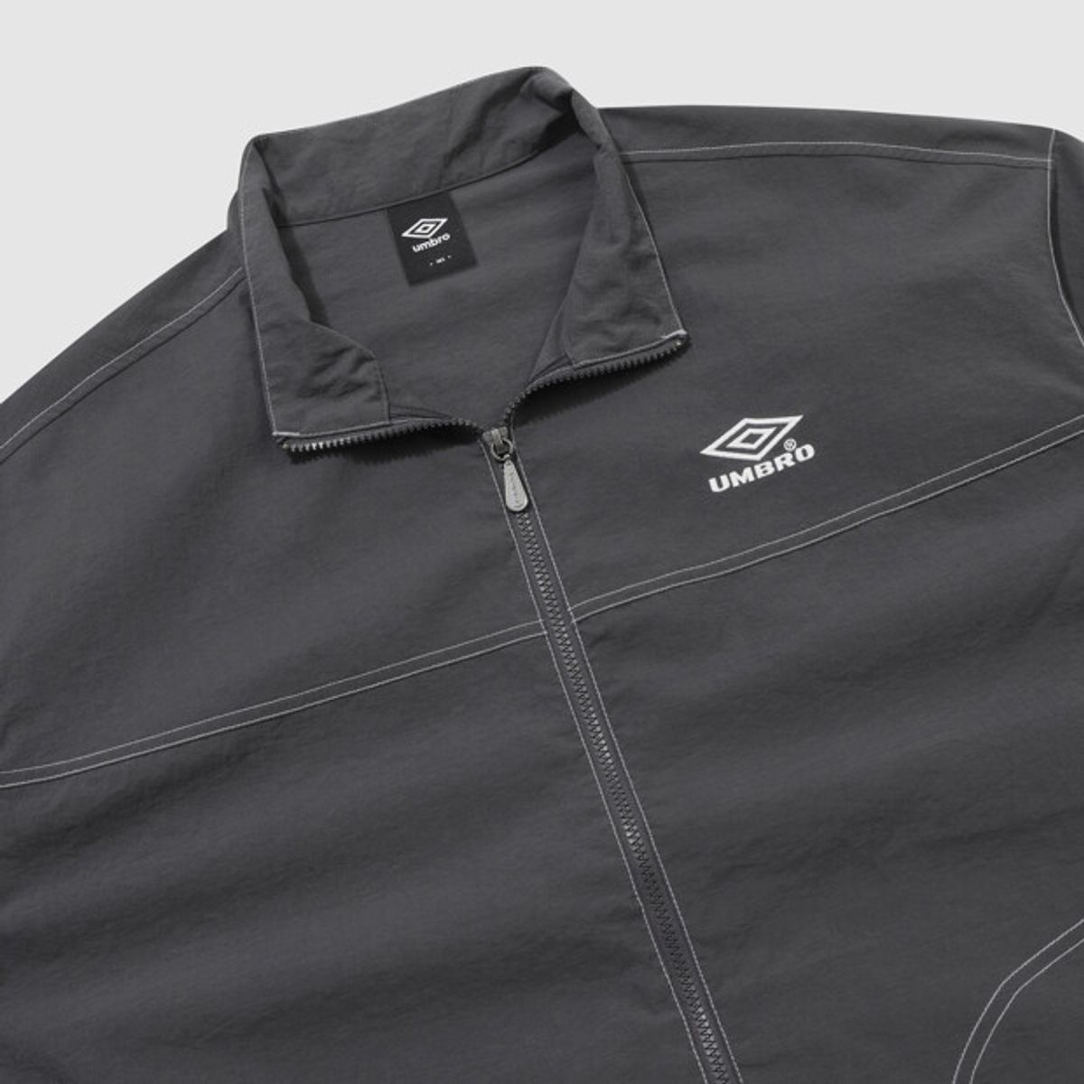 엄브로(UMBRO) 크리스피 타슬란 스탠넥 반팔 풀집 자켓 차콜 UR221CJK57