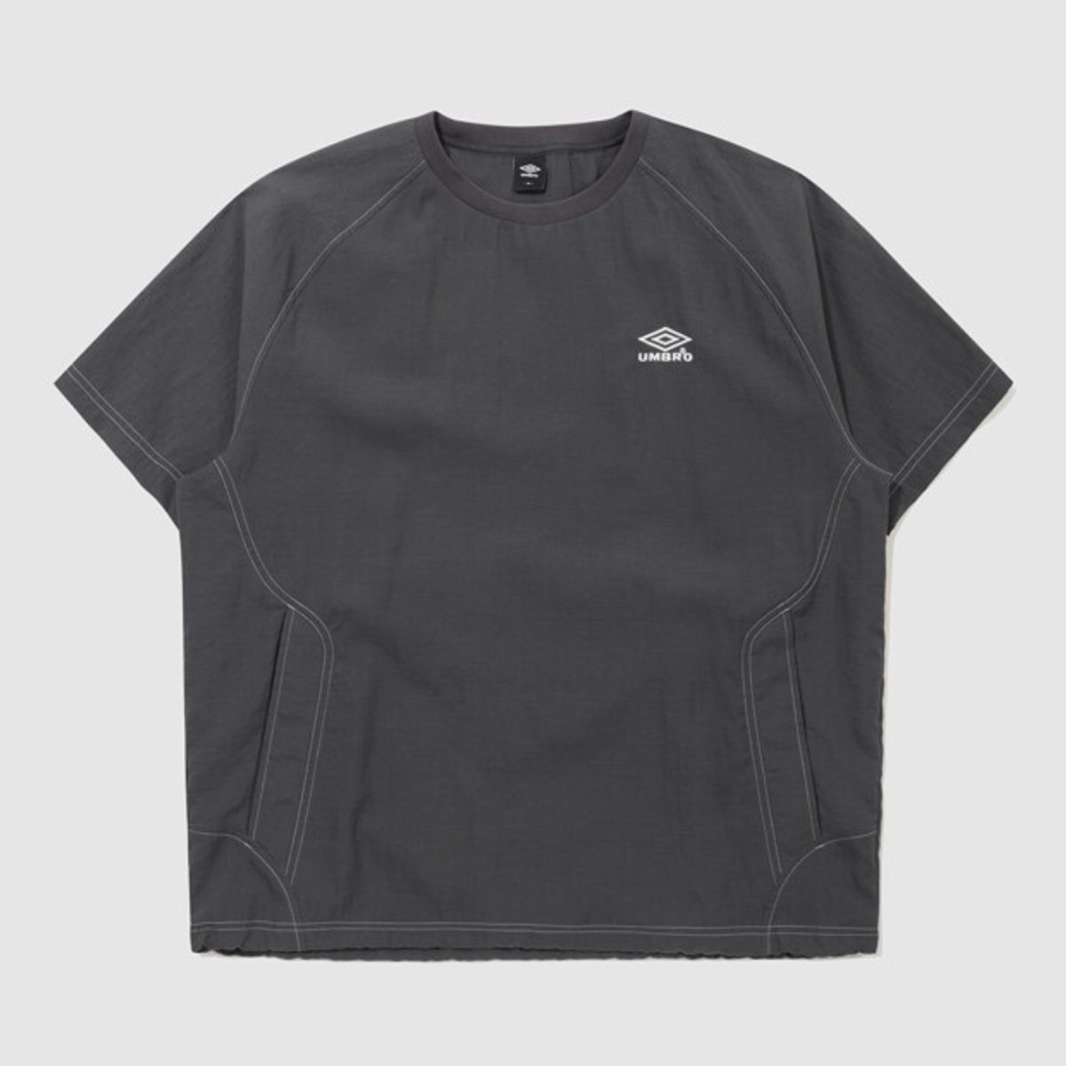 엄브로(UMBRO) 크리스피 타슬란 반팔 피스테 차콜 UR224CWT58