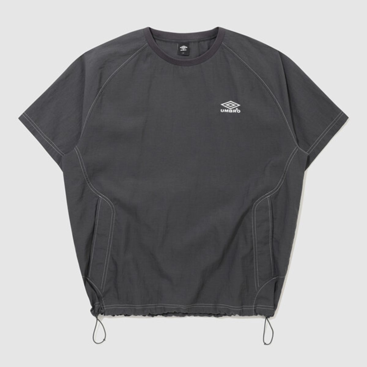 엄브로(UMBRO) 크리스피 타슬란 반팔 피스테 차콜 UR224CWT58