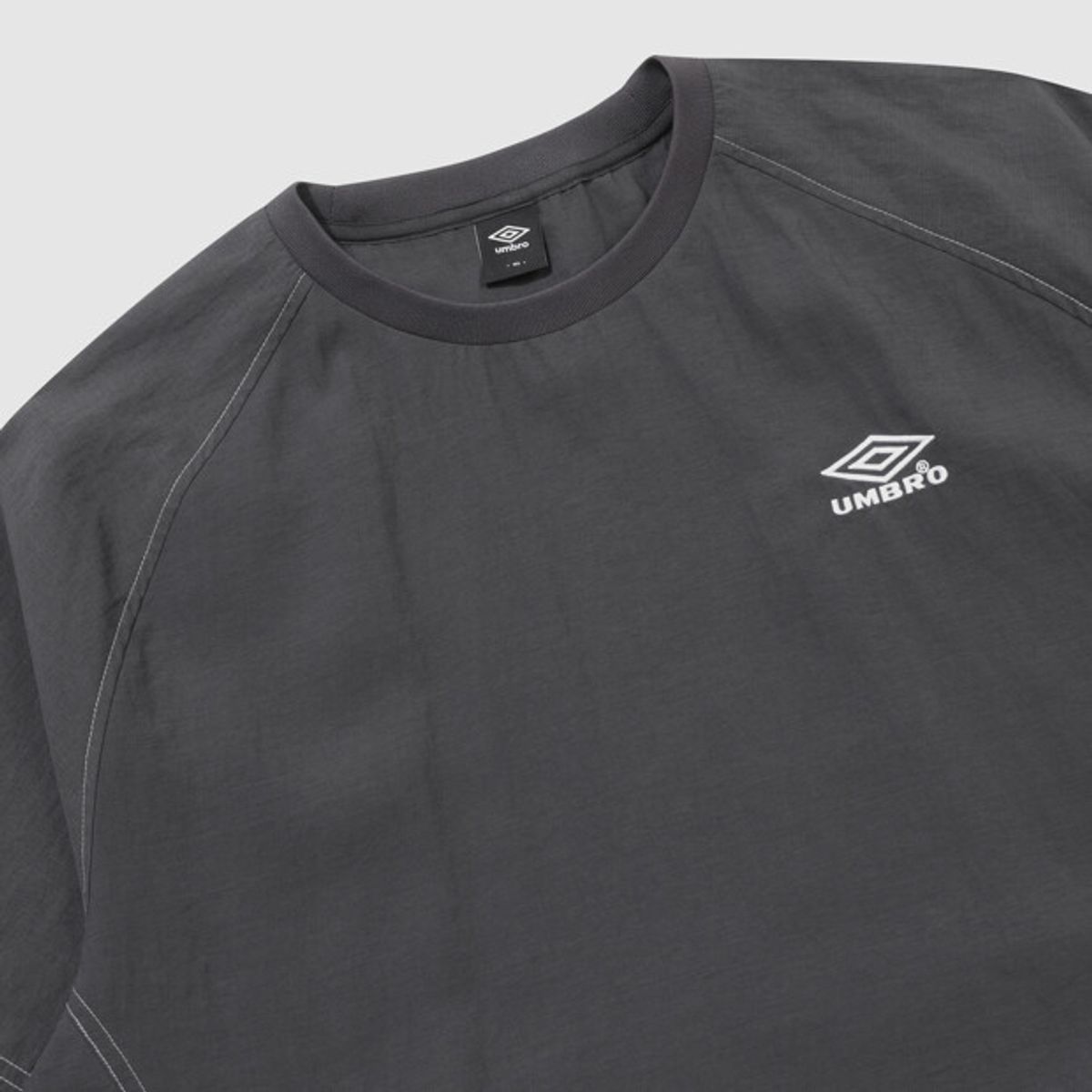 엄브로(UMBRO) 크리스피 타슬란 반팔 피스테 차콜 UR224CWT58