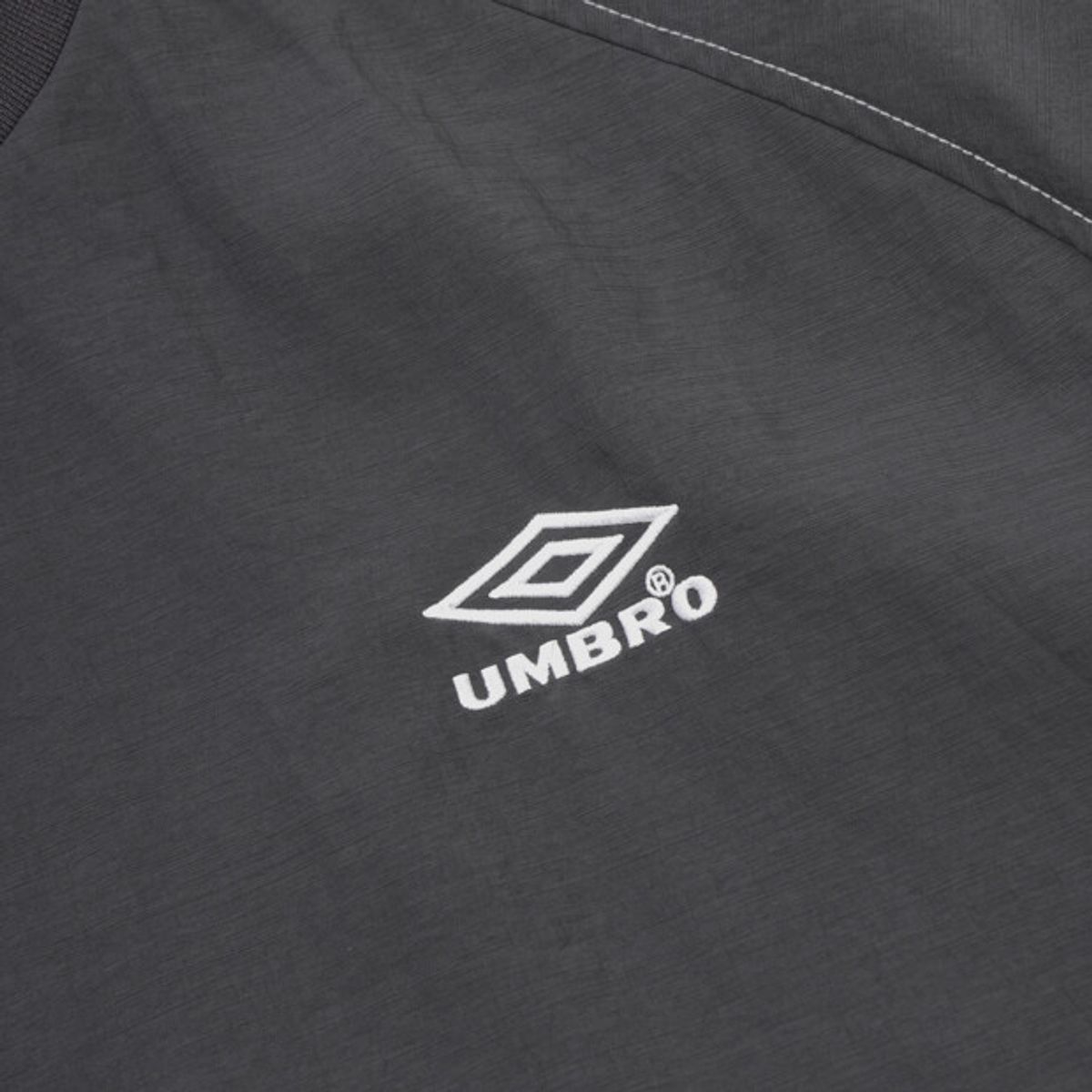 엄브로(UMBRO) 크리스피 타슬란 반팔 피스테 차콜 UR224CWT58