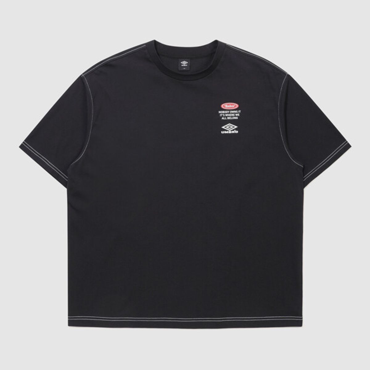 엄브로(UMBRO) 크리스피 타슬란 로고 반팔 티셔츠 블랙 UR224CRS59