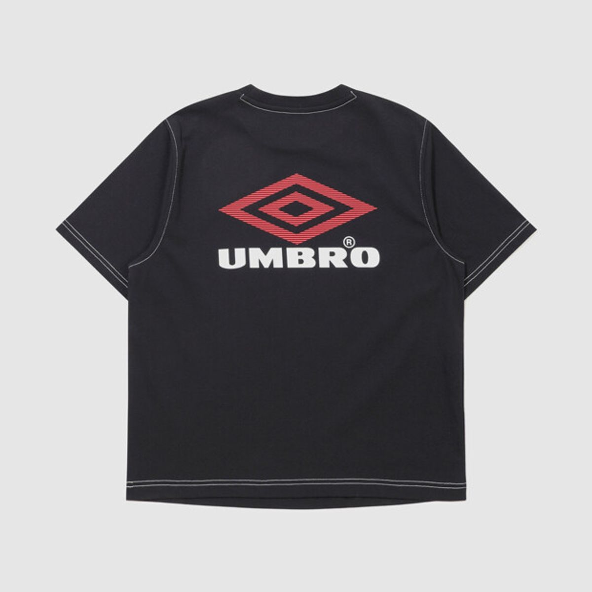 엄브로(UMBRO) 크리스피 타슬란 로고 반팔 티셔츠 블랙 UR224CRS59