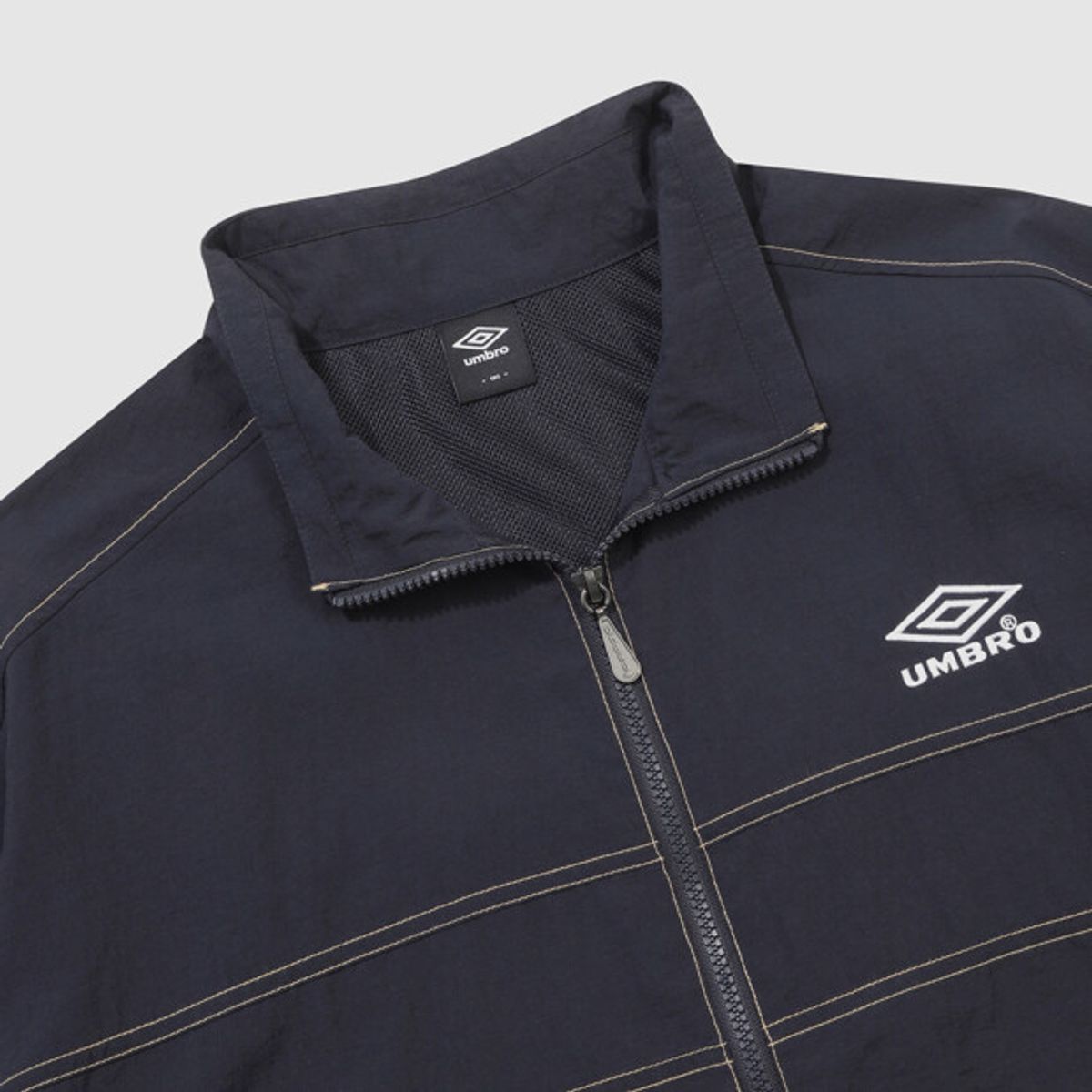 엄브로(UMBRO) 크리스피 타슬란 긴팔 바람막이 자켓 네이비 UR224CJK59