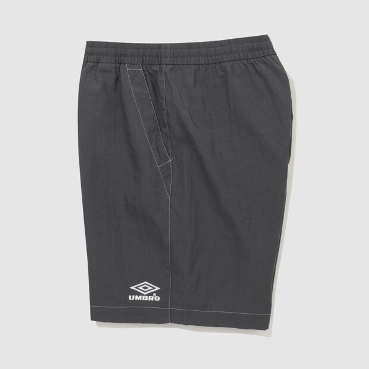 엄브로(UMBRO) 크리스피 타슬란 카고 4.5부 반바지 차콜 UR223CHP59