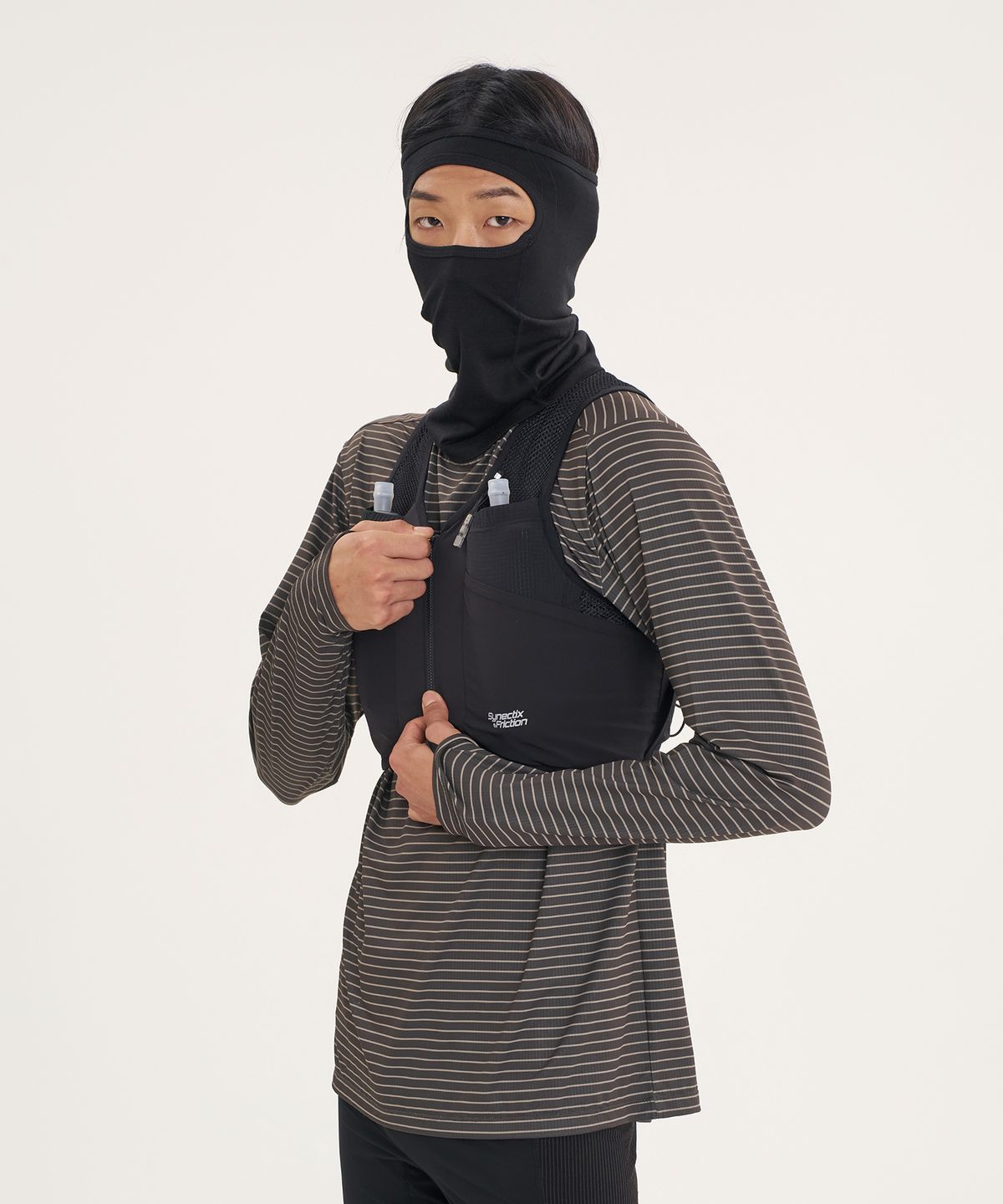 고요웨어(GOYOWEAR) [시넥틱스 프릭션] 에어 그리드 레이스 베스트 (블랙) + 소프트 플라스크 2pcs 포함