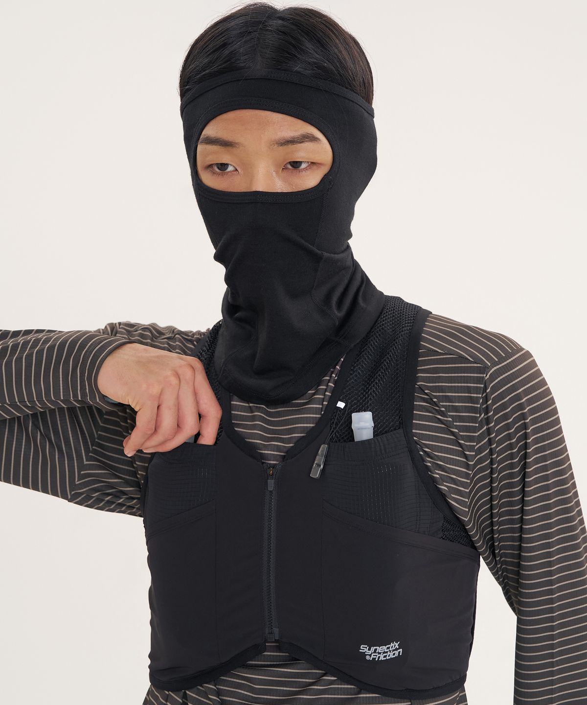 고요웨어(GOYOWEAR) [시넥틱스 프릭션] 에어 그리드 레이스 베스트 (블랙) + 소프트 플라스크 2pcs 포함