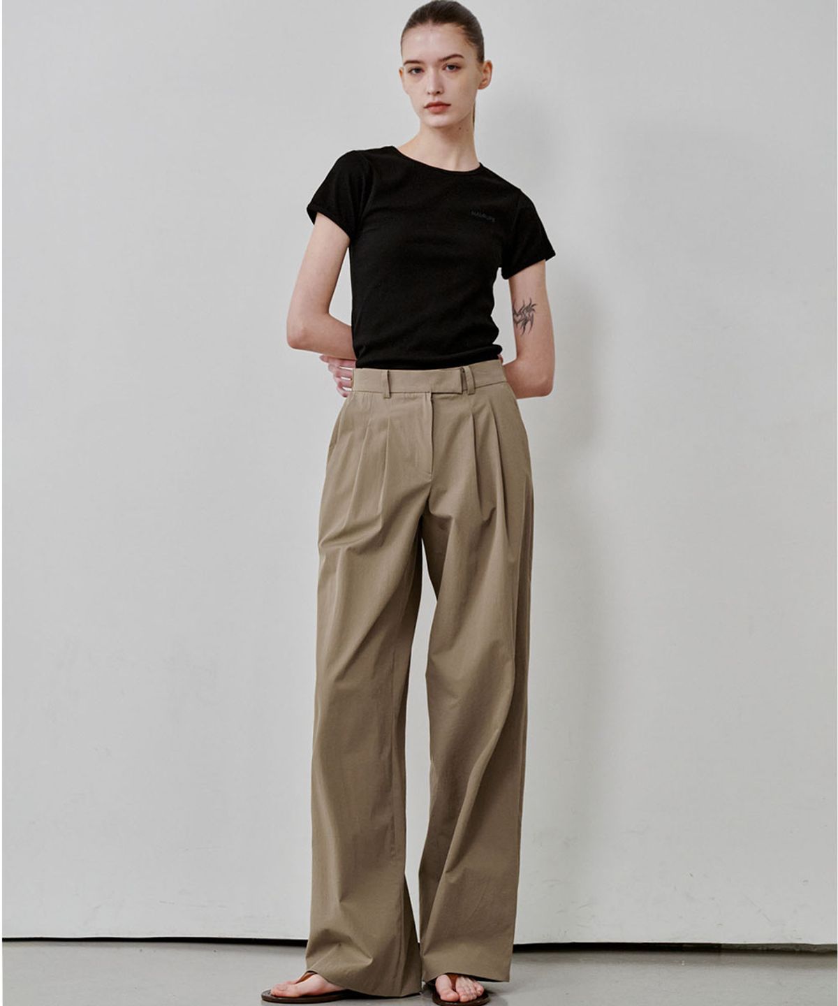 마롭(MALOUPE) 2176 나일론 투턱 팬츠 (다크 베이지)