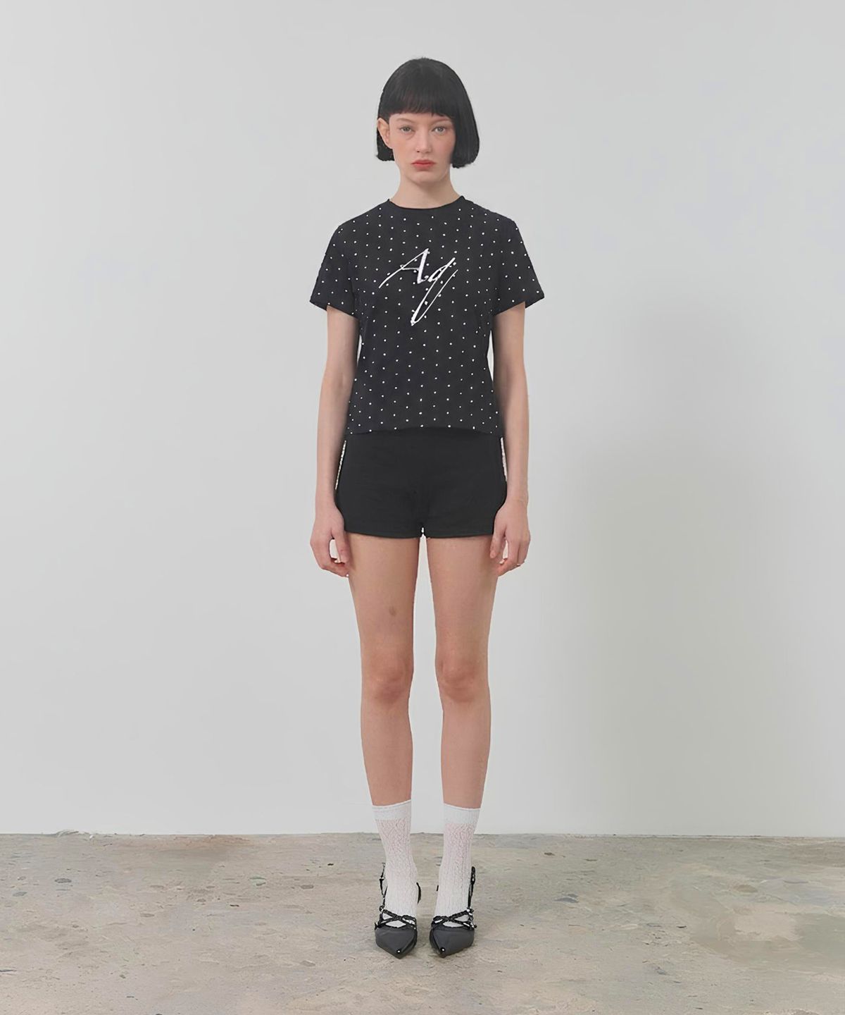 에이큐 에이큐 하우스 클럽(AQAQ HOUSE CLUB) 도트 에이큐 티셔츠 [블랙]