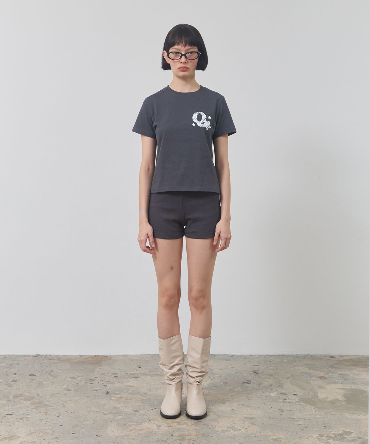 에이큐 에이큐 하우스 클럽(AQAQ HOUSE CLUB) 큐스타 티셔츠 [차콜]