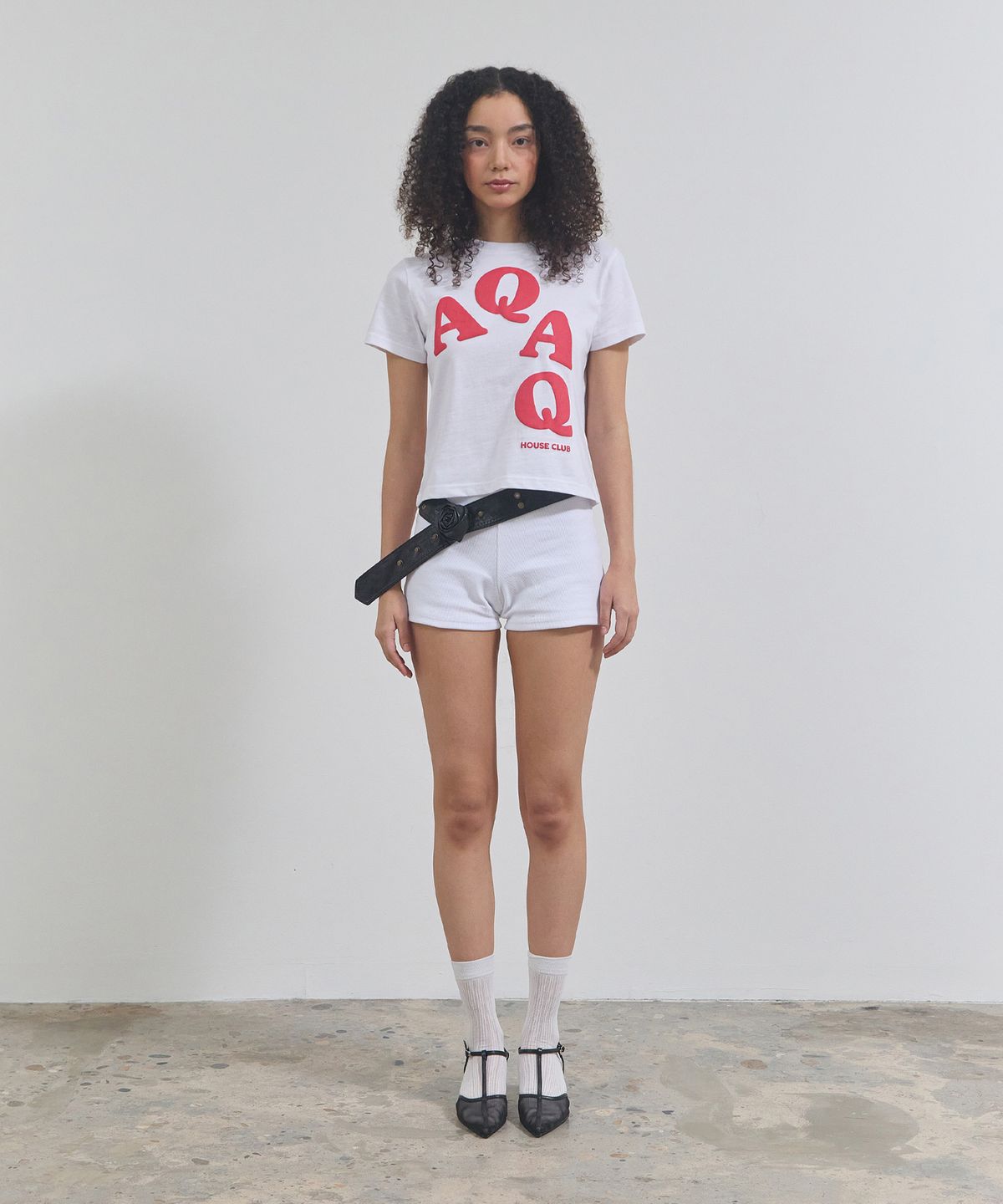 에이큐 에이큐 하우스 클럽(AQAQ HOUSE CLUB) 퍼즐 빅 로고 티셔츠 [화이트]