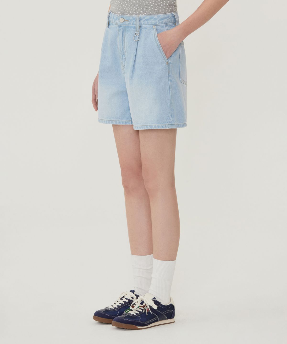 커버낫 우먼(COVERNAT WOMAN) 우먼 핀턱 데님 쇼츠 라이트 블루