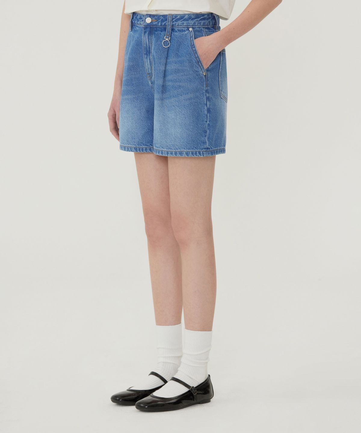 커버낫 우먼(COVERNAT WOMAN) 우먼 핀턱 데님 쇼츠 블루