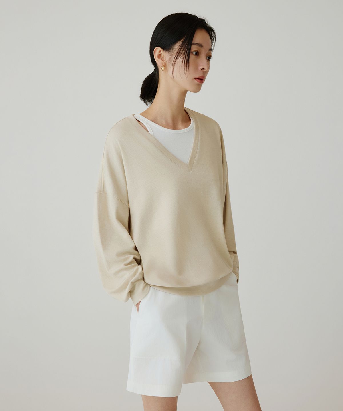 시야쥬(SIYAZU) SITP5274 브이넥 가오리 컴포트 티셔츠_Light beige
