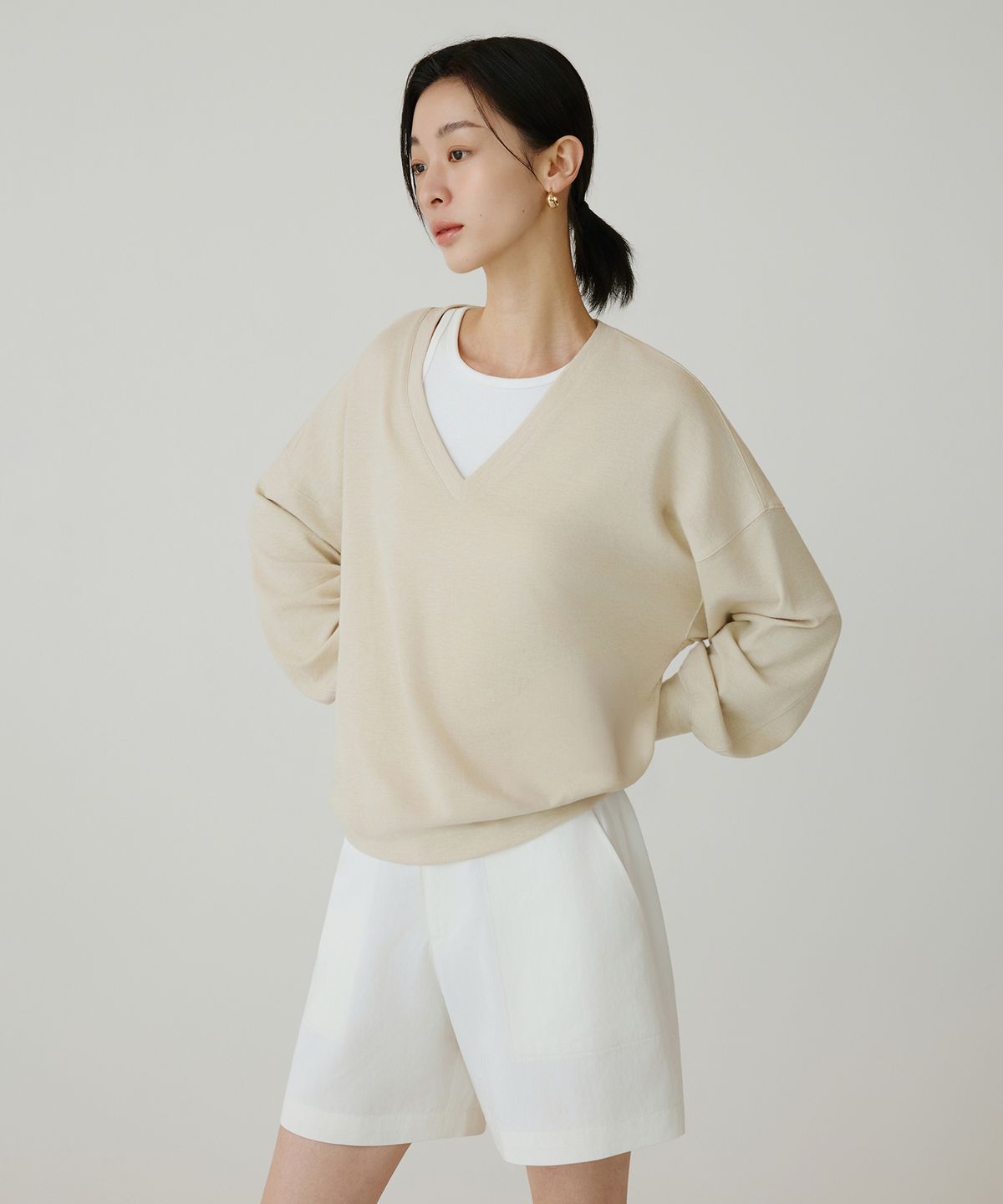 시야쥬(SIYAZU) SITP5274 브이넥 가오리 컴포트 티셔츠_Light beige