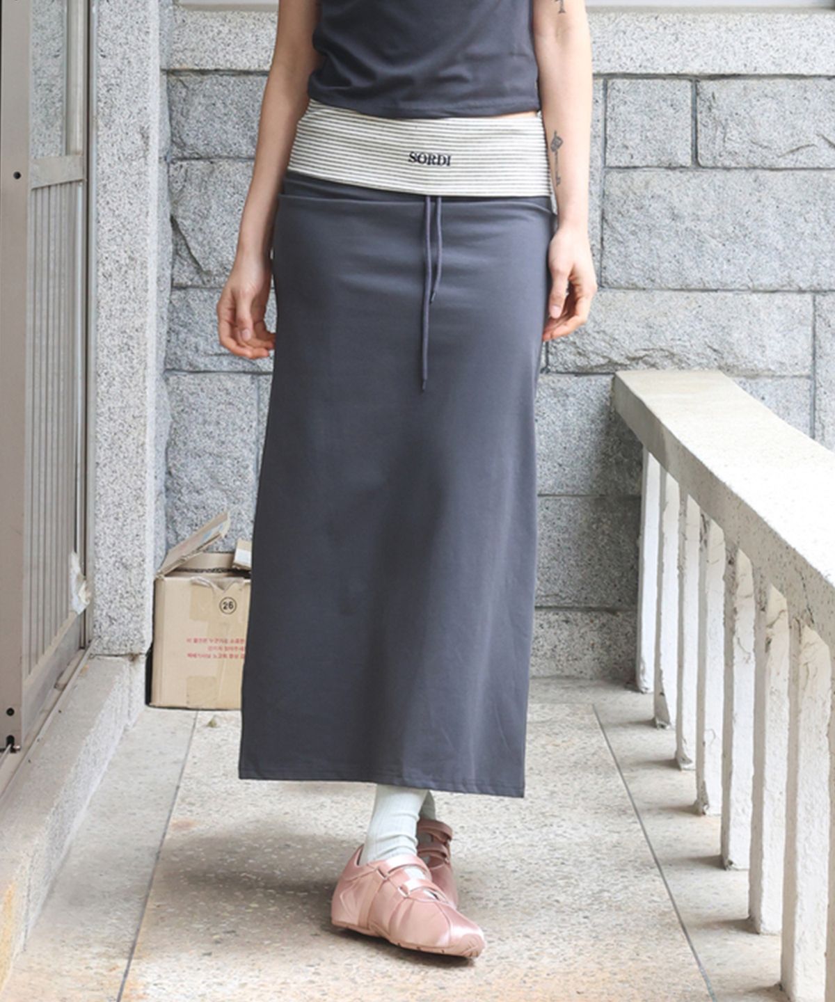 소르디(SORDI) Two-tone Long Skirt_charcoal