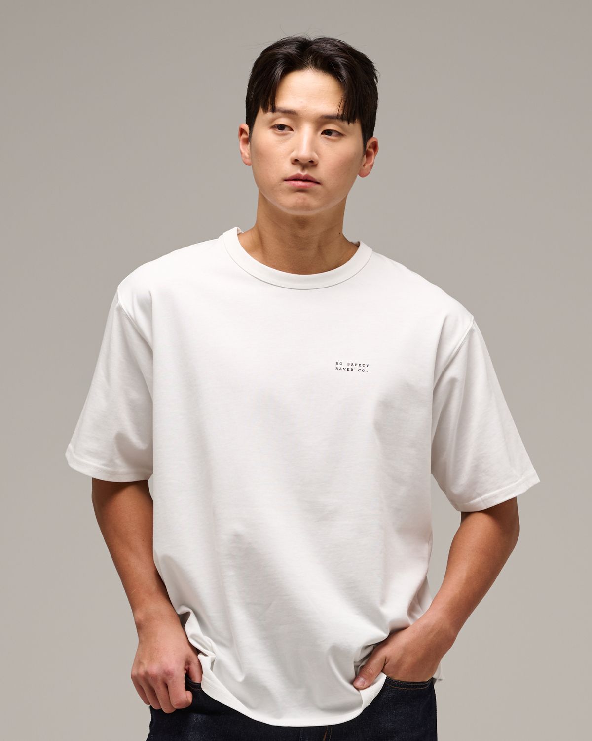 레이버코(RAVER CO) 노 세이프티 루즈핏 반팔 티셔츠 화이트